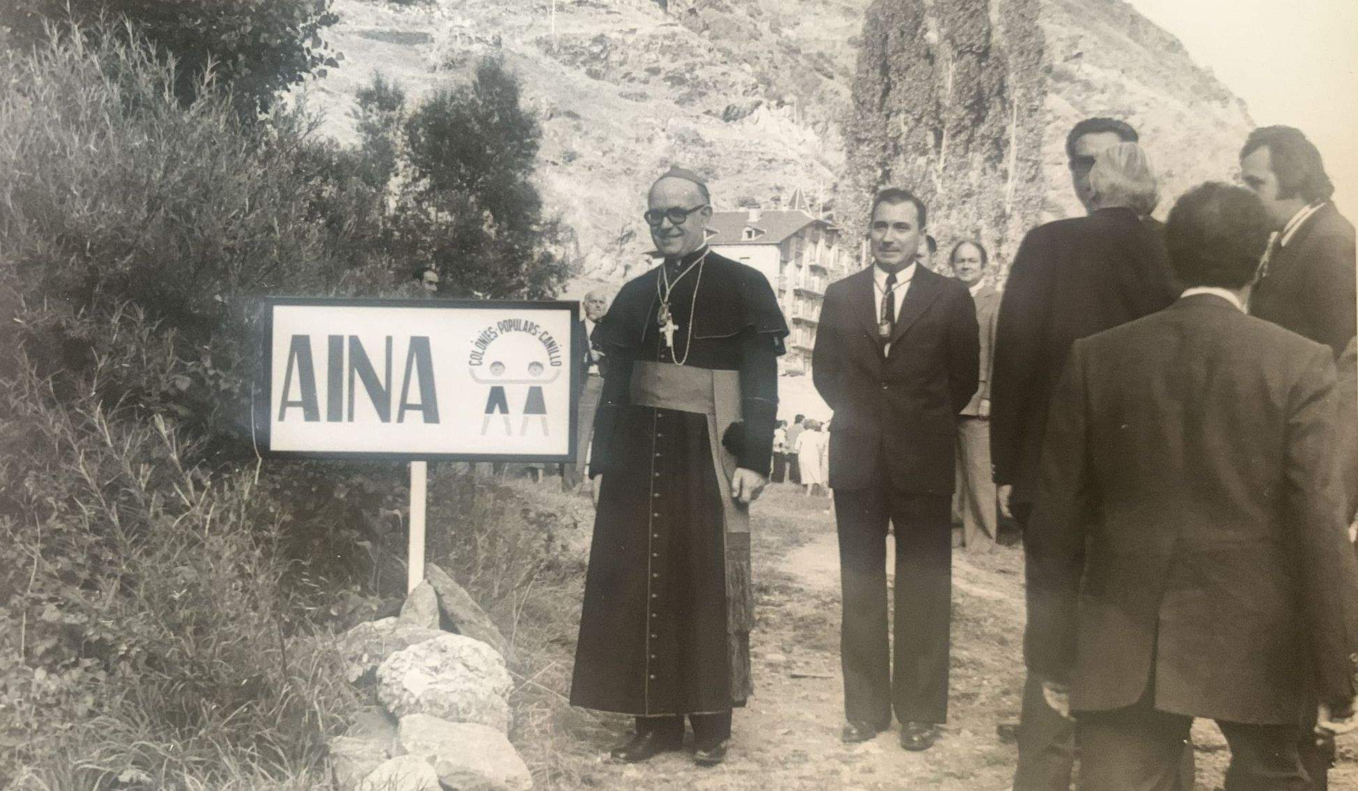 Pere Rossa Naudí a l'esquerra del Copríncep bisbe Joan Martí en la posada en marxa del projecte d'AINA.