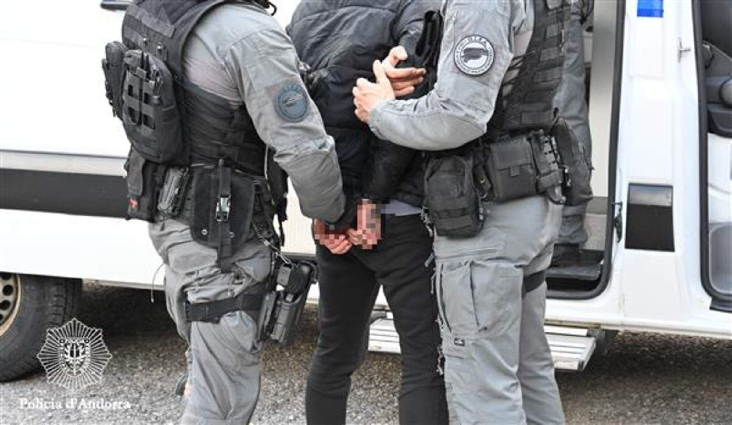 Trasllat d'un dels lladres quan van ser extradits per Espanya cap a Andorra.