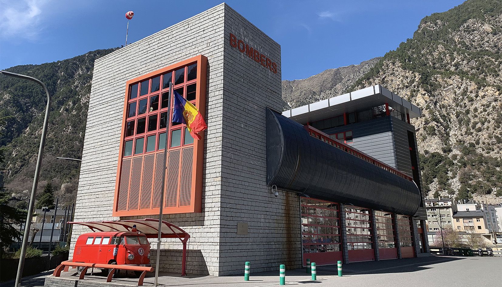 la dona treballava com a administrativa a bombers.