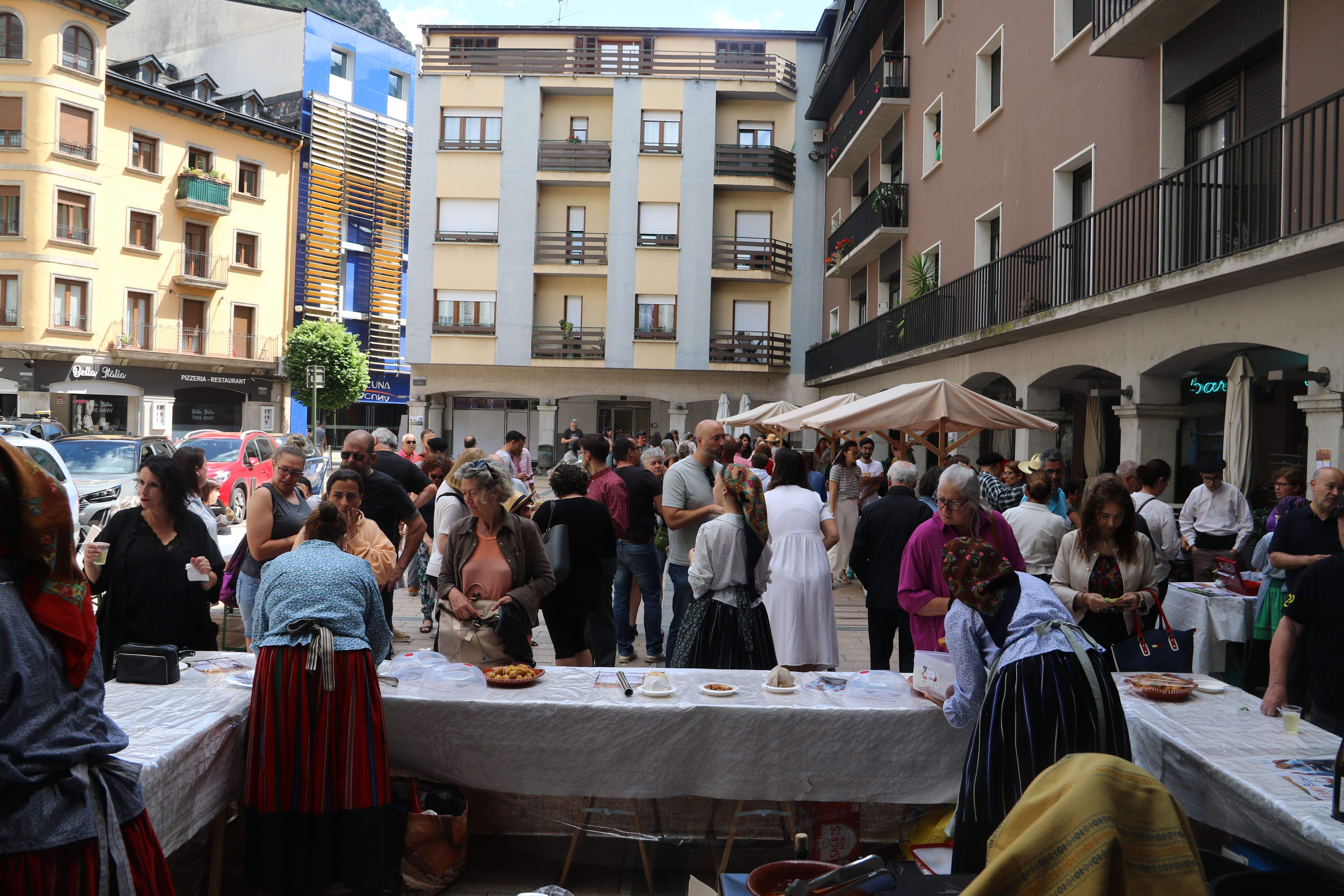 Una imatge de la plaça en plena celebració d'‘O Feirão’.