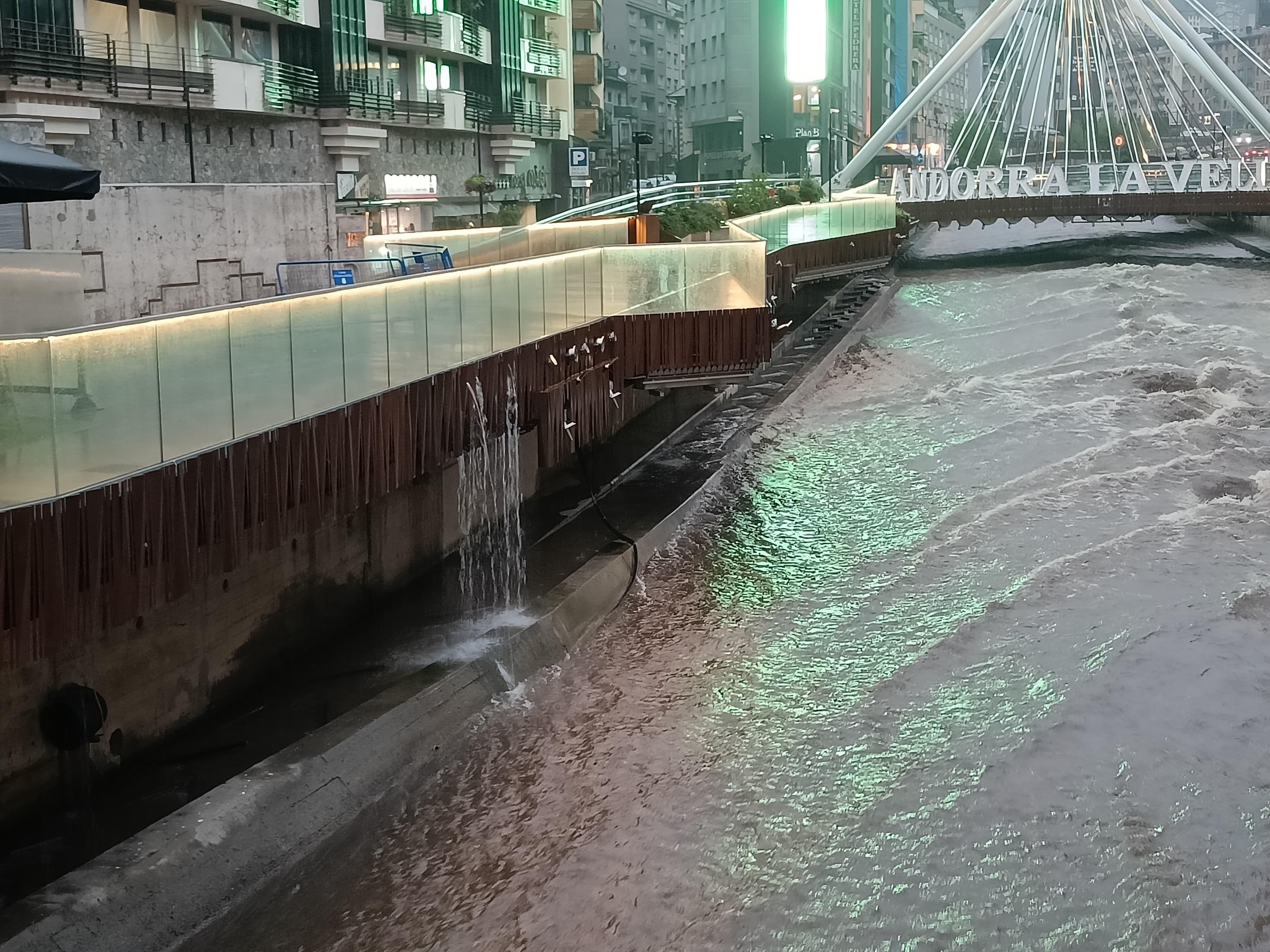 Estat que presentava el riu aquest dissabte a la tarda al seu pas per Andorra la Vella.