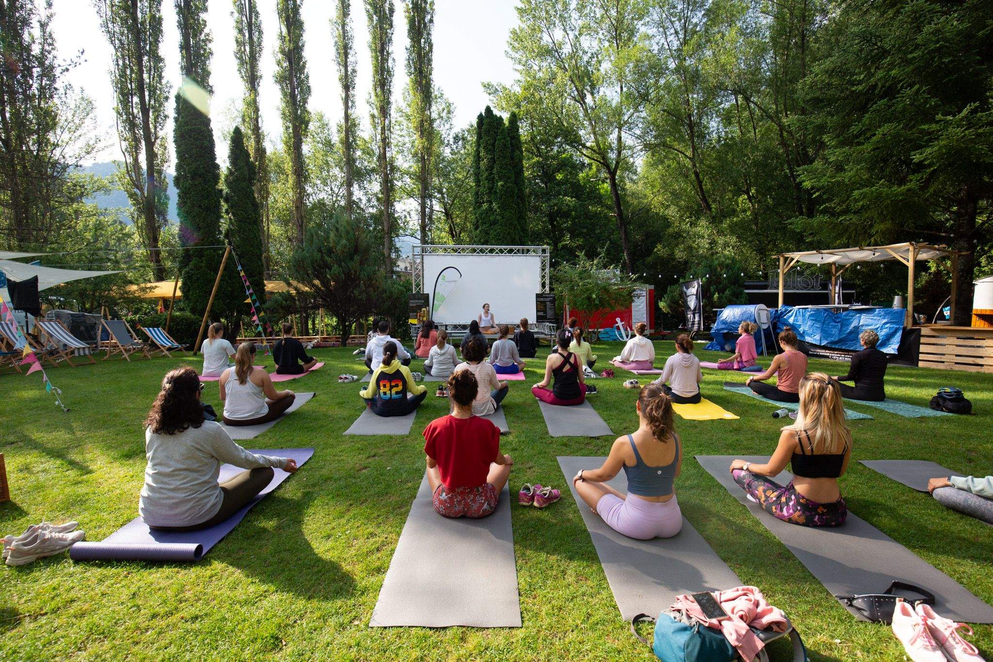 Classe de ioga durant la Serenalla Market de l’any passat.