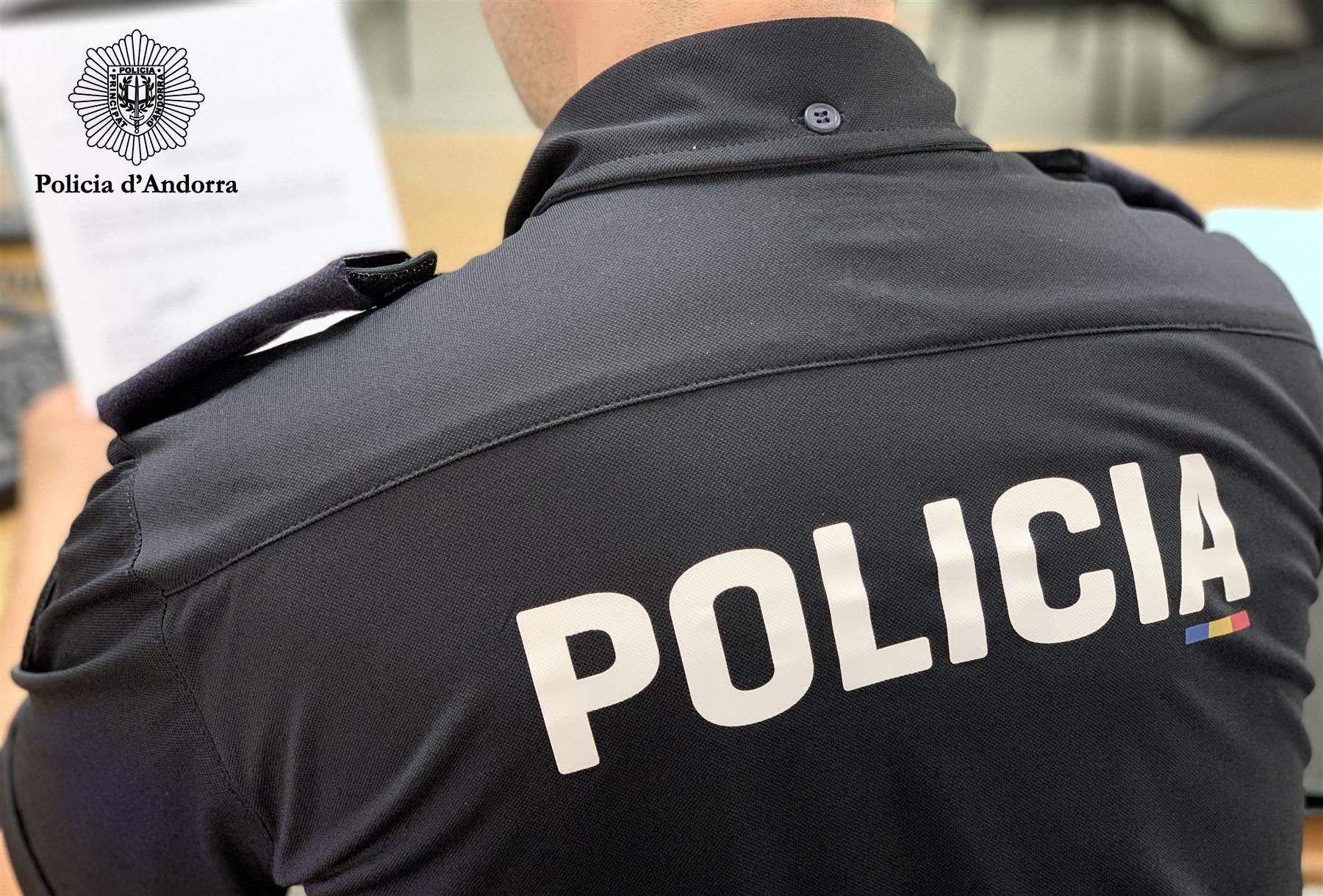 Un agent de policia de servei. Un agent de policia de servei.