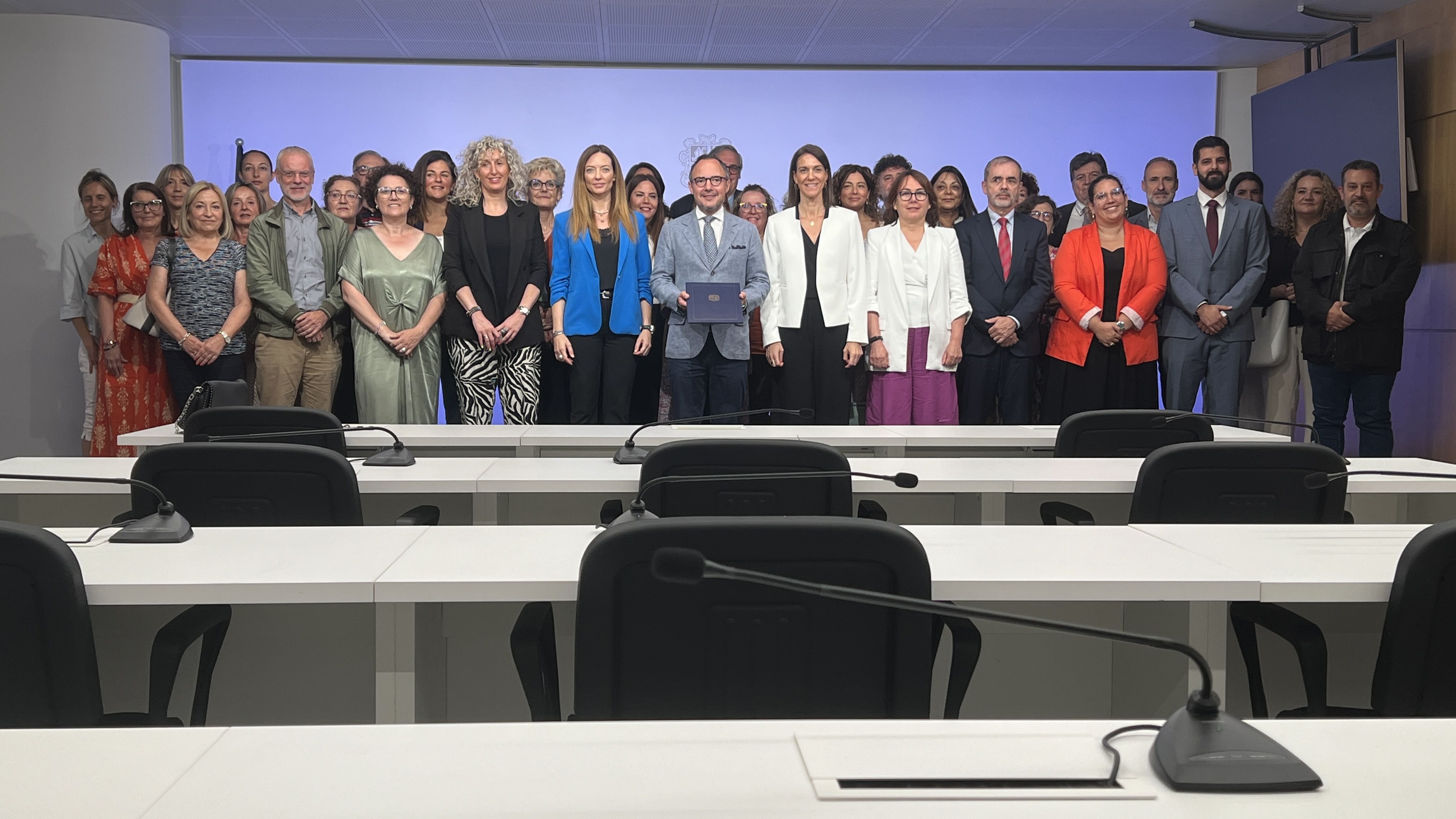 Els signataris del pacte nacional en una foto de família presidida pel cap de Govern, Xavier Espot. Els signataris del pacte nacional en una foto de família presidida pel cap de Govern, Xavier Espot.