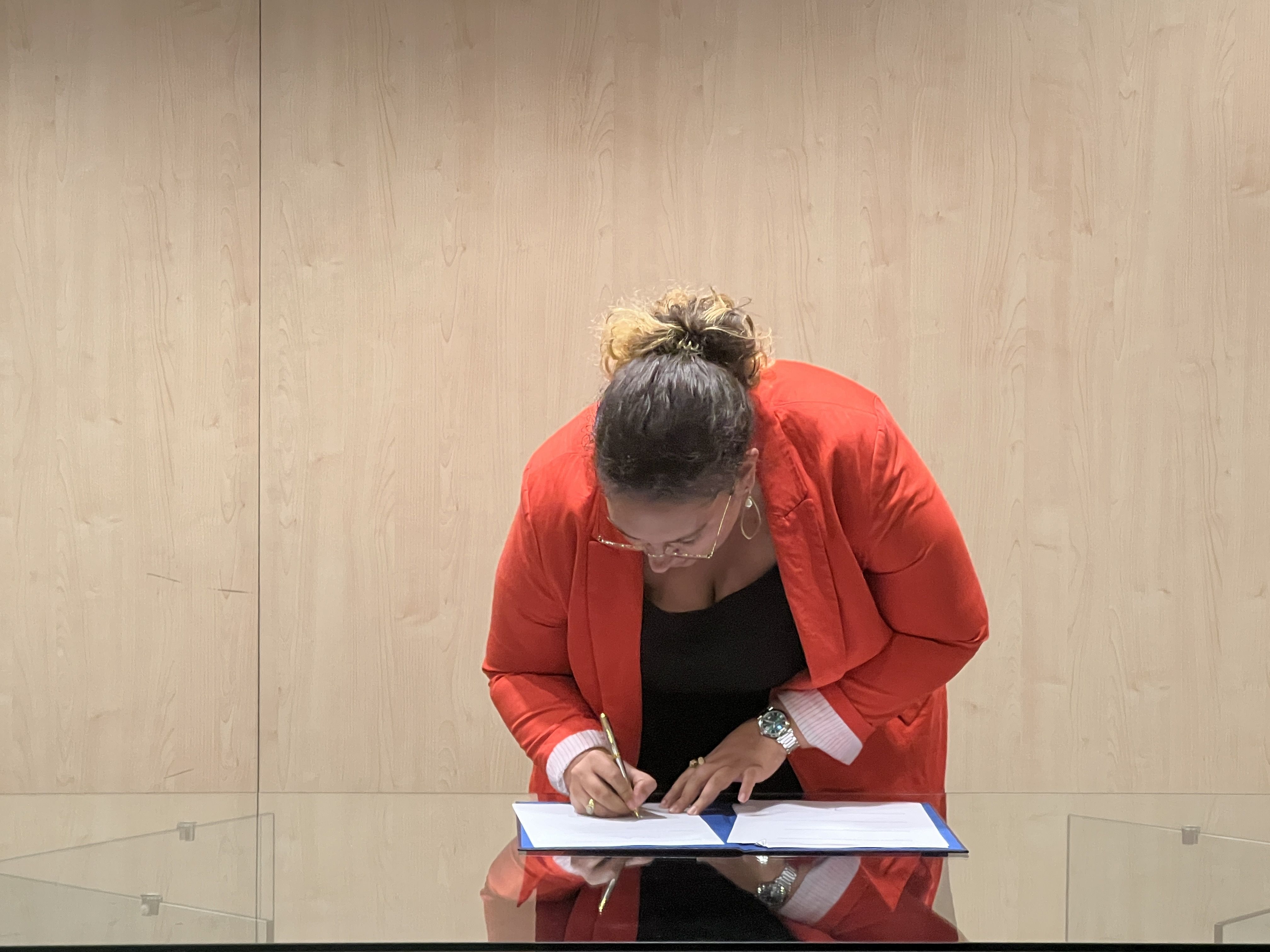 Lisa Cruz signa com a Fòrum de la Joventut. Lisa Cruz signa com a Fòrum de la Joventut.