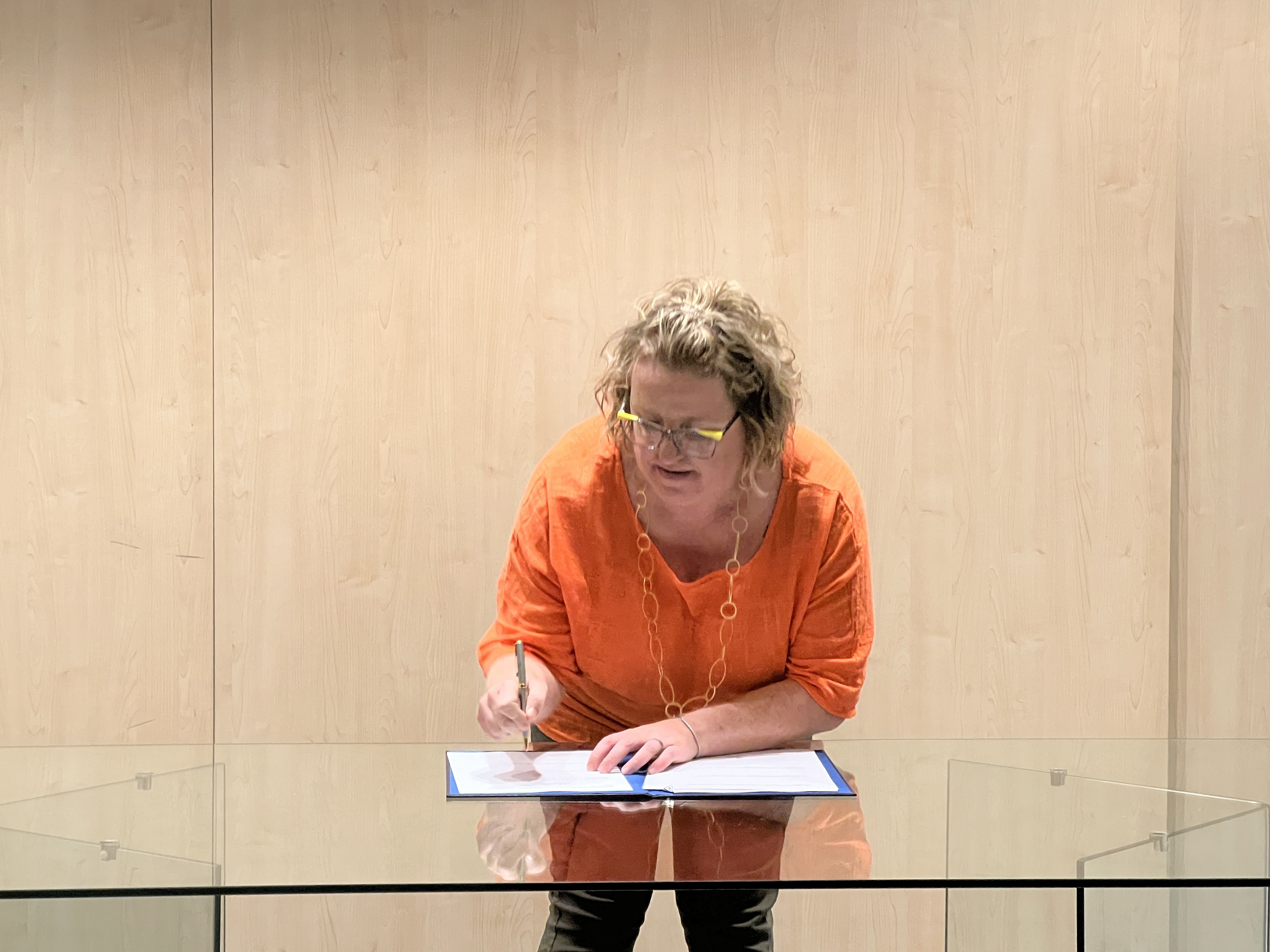 Meritxell Nieto ha firmat en representació d'AMMA. Meritxell Nieto ha firmat en representació d'AMMA.