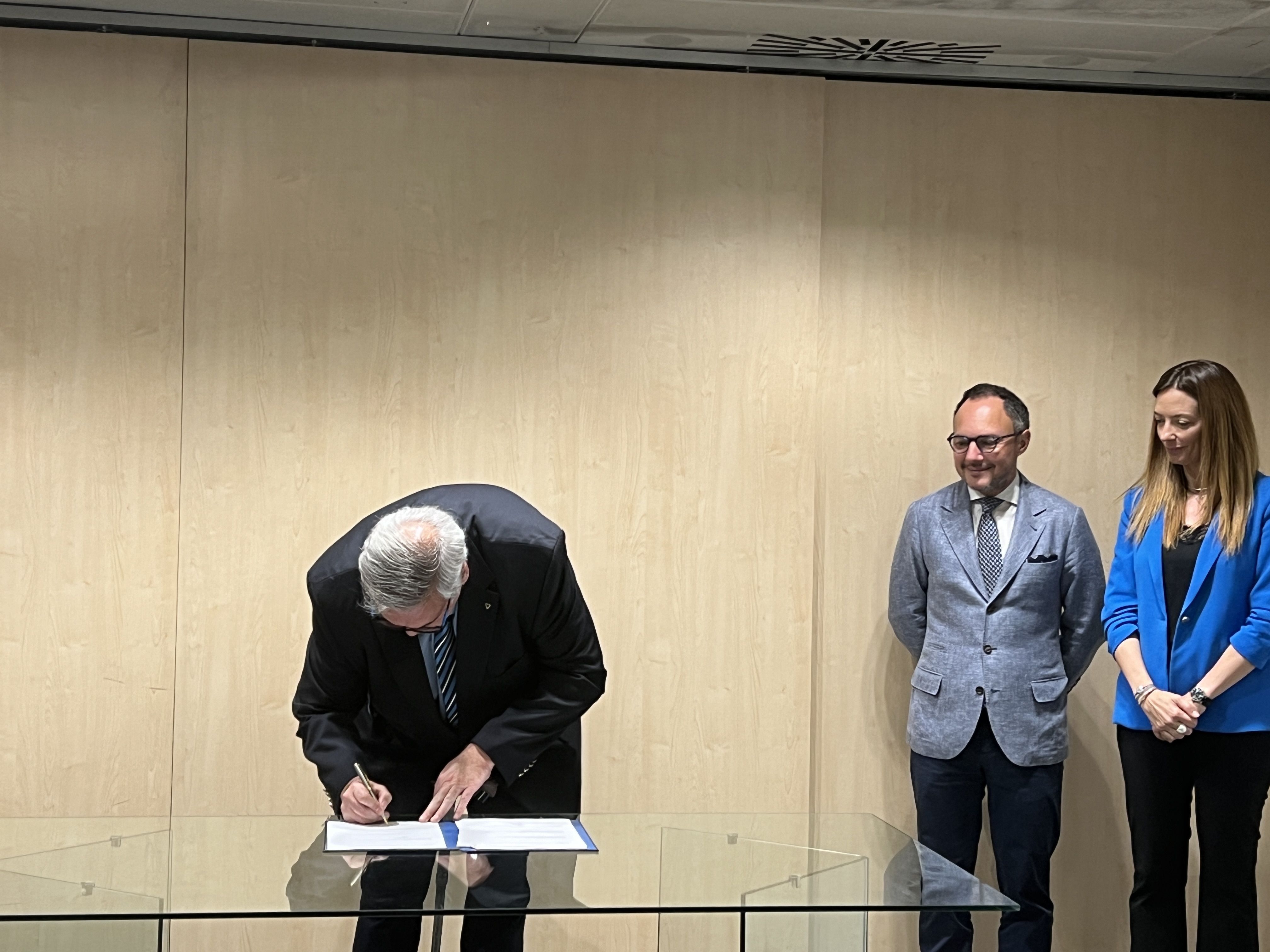 Jacint Risco ha estat l'encarregat de signar en nom de TRANA. Jacint Risco ha estat l'encarregat de signar en nom de TRANA.