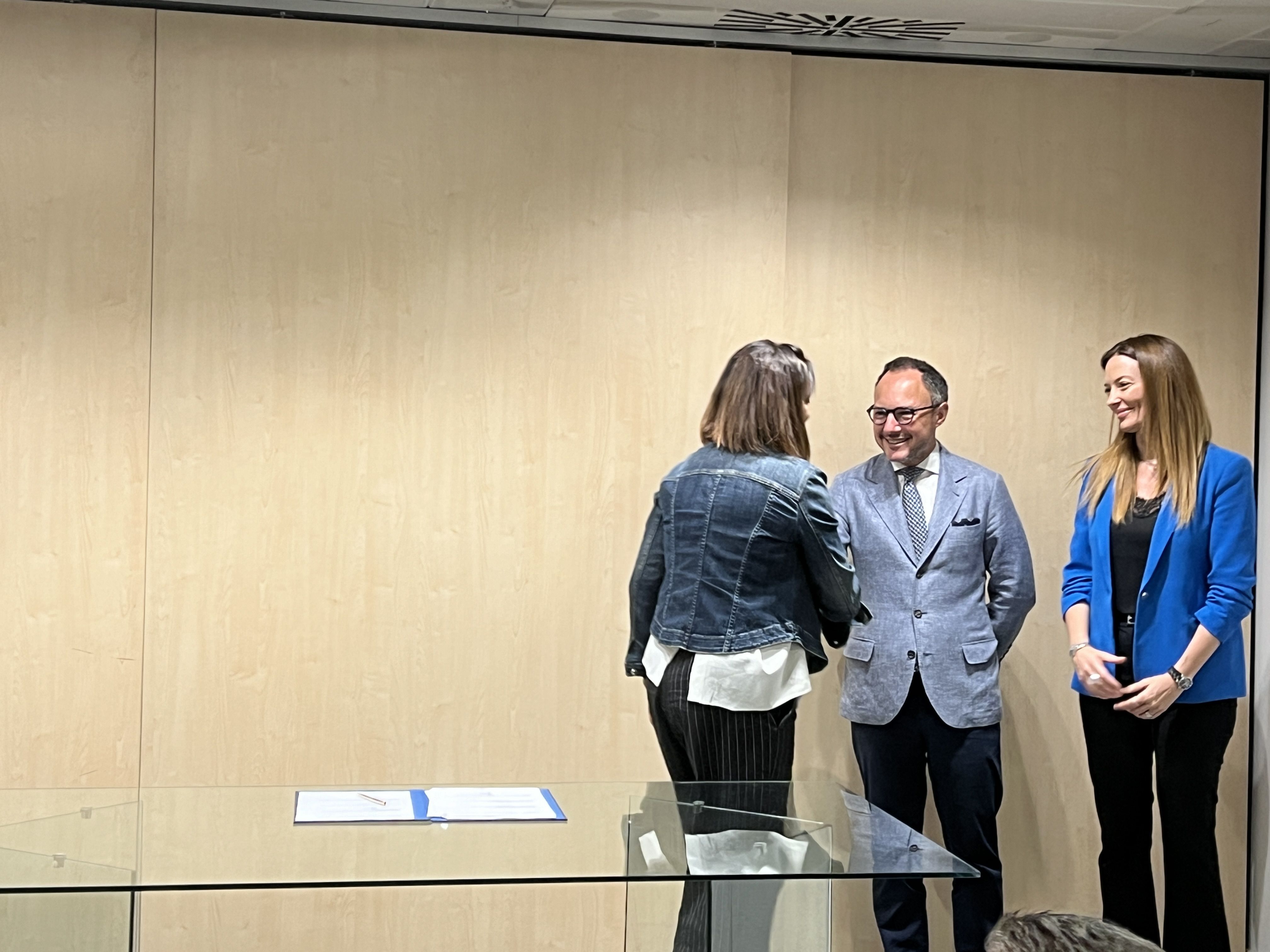 Madhu Jetani ha firmat en nom de l'Associació de Diabètics. Madhu Jetani ha firmat en nom de l'Associació de Diabètics.