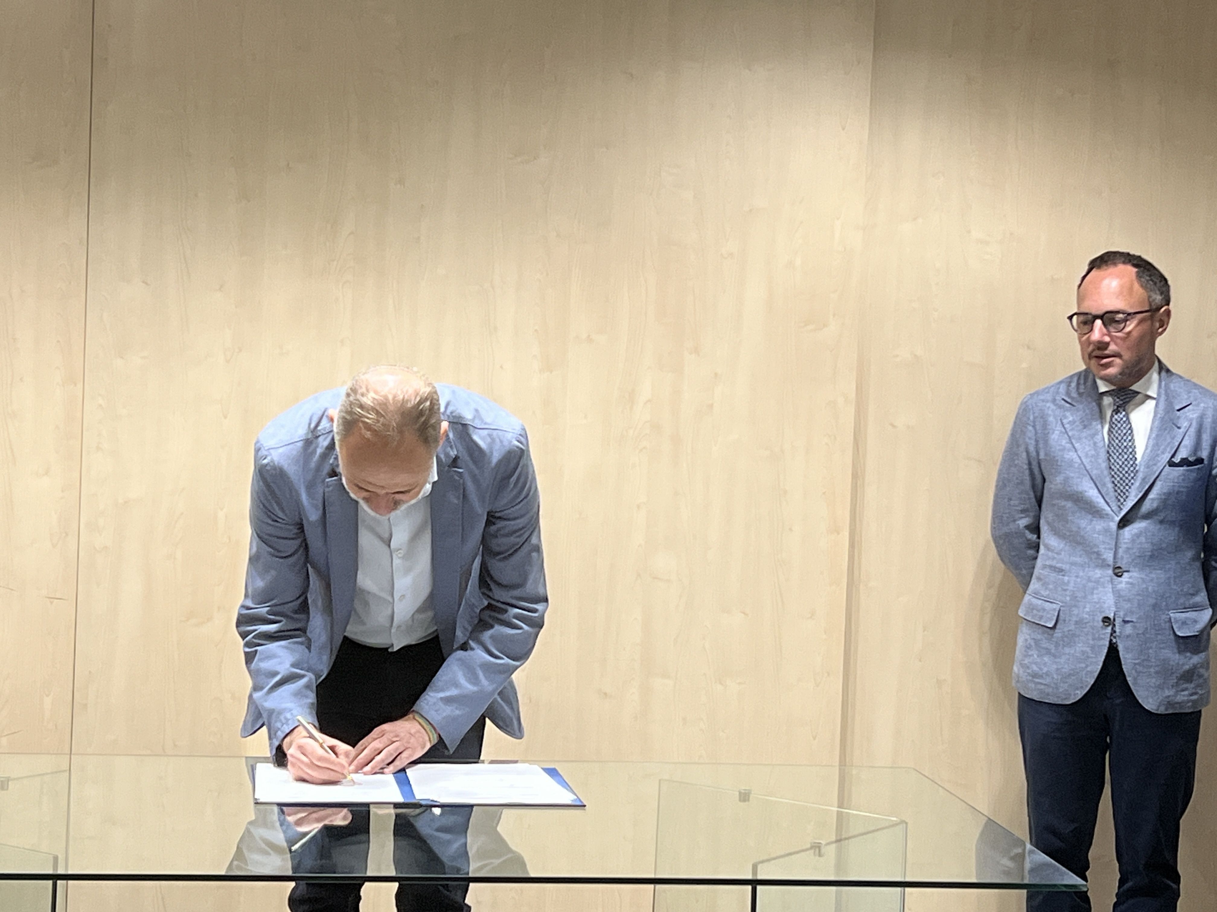 David Fraissinet ha estampat la firma de la Creu Roja Andorrana. David Fraissinet ha estampat la firma de la Creu Roja Andorrana.