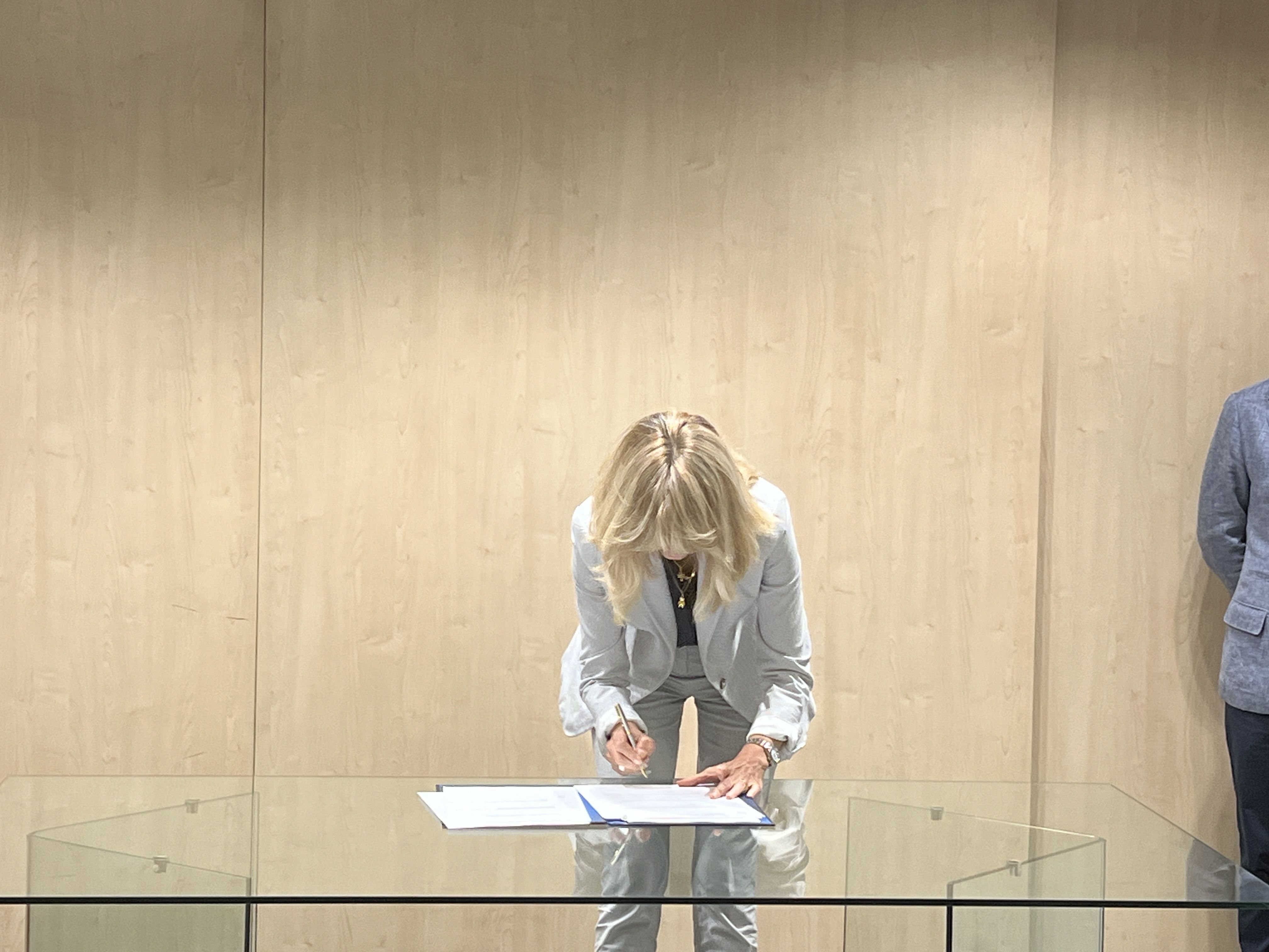 La directora general de la Fundació Privada Nostra Senyora de Meritxell, Celine Mandicó, tambñe ha firmat. La directora general de la Fundació Privada Nostra Senyora de Meritxell, Celine Mandicó, tambñe ha firmat.