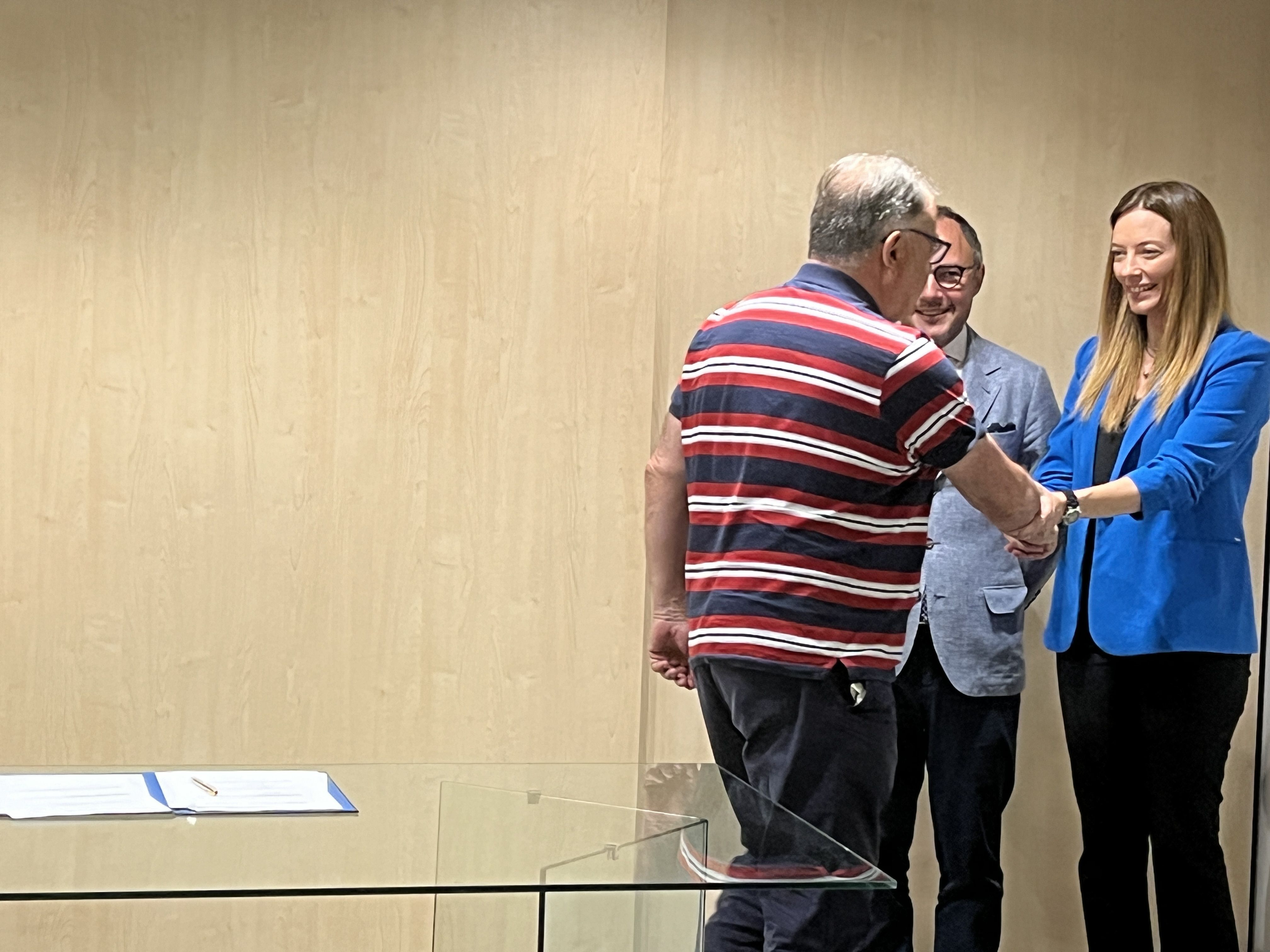 Eduard Padreny, en nom de la fundació Aurora Fornés, saluda el cap de Govern i la ministra. Eduard Padreny, en nom de la fundació Aurora Fornés, saluda el cap de Govern i la ministra.