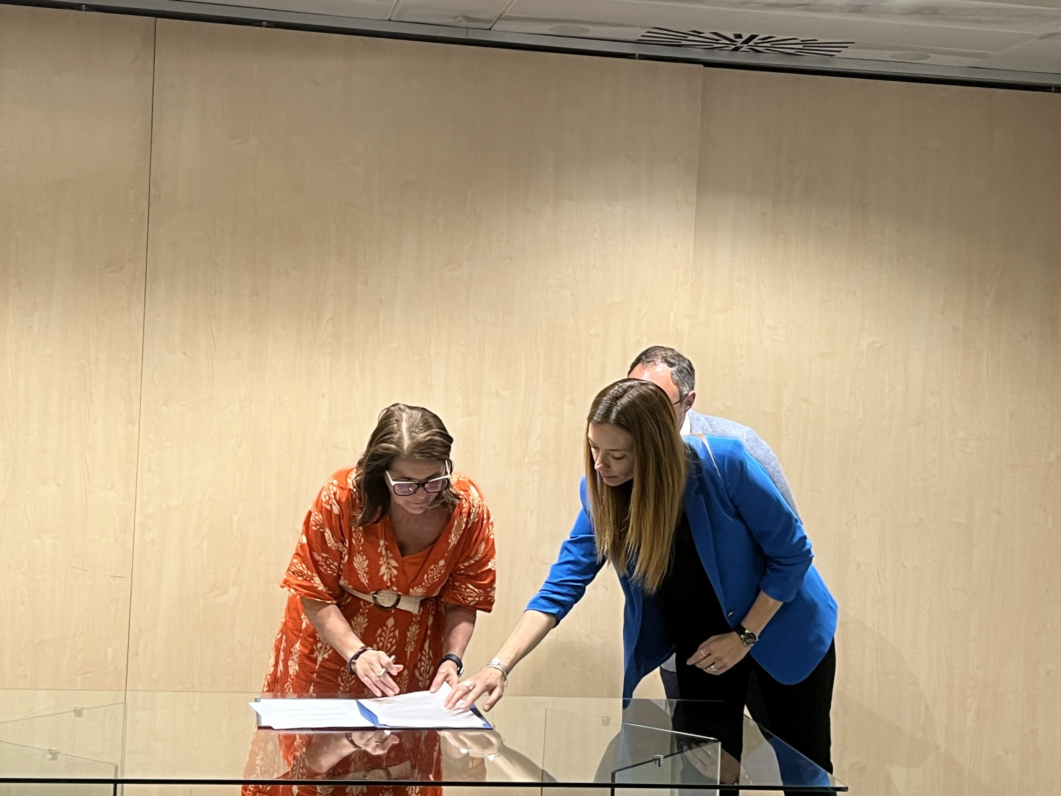 Diana Figueras, en representació de la FAAD, segueix els consells de la ministra per firmar. Diana Figueras, en representació de la FAAD, segueix els consells de la ministra per firmar.