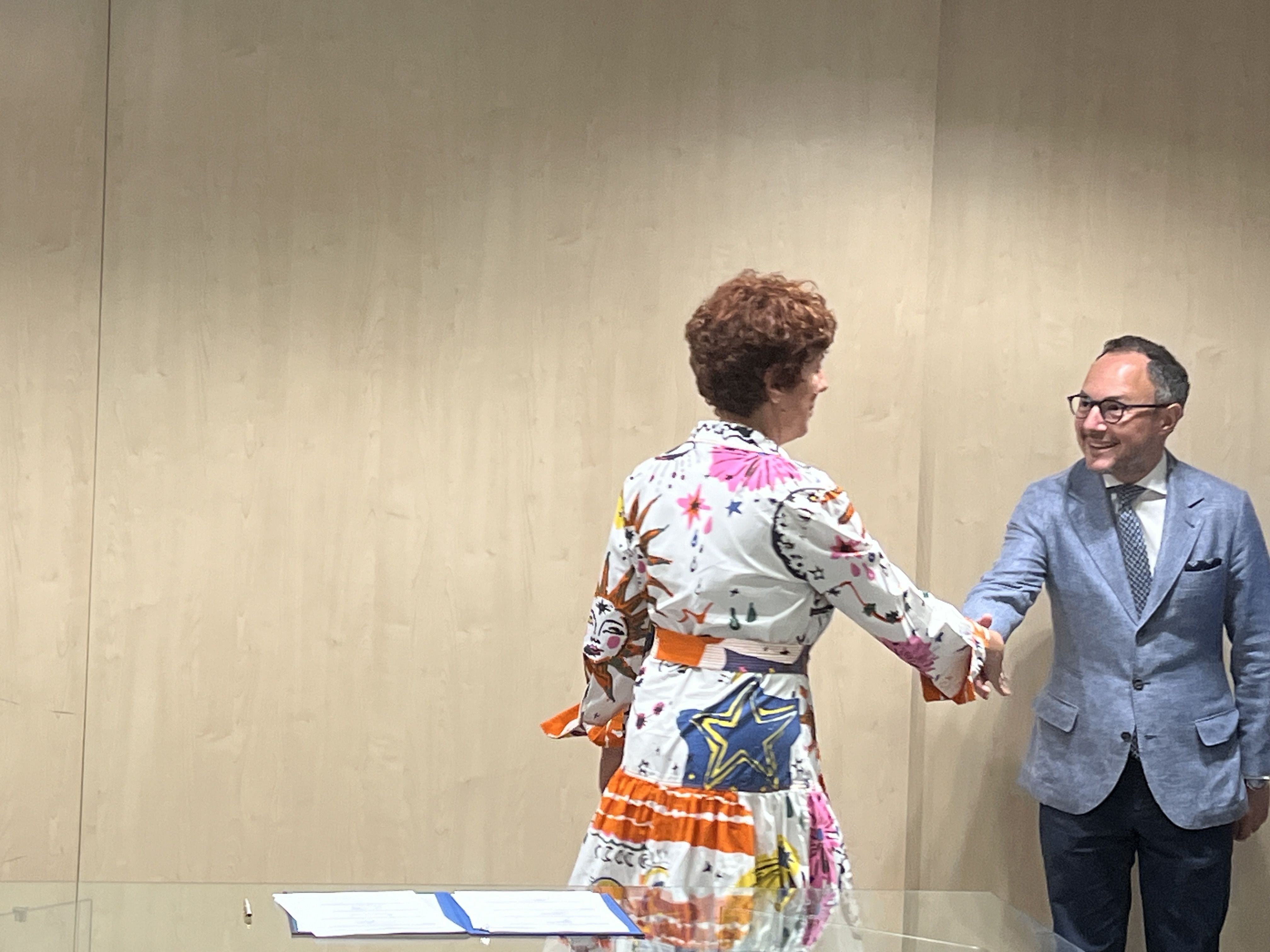 Núria Mora saluda Xavier Espot després de firmar en nom de Clara Rabassa. Núria Mora saluda Xavier Espot després de firmar en nom de Clara Rabassa.