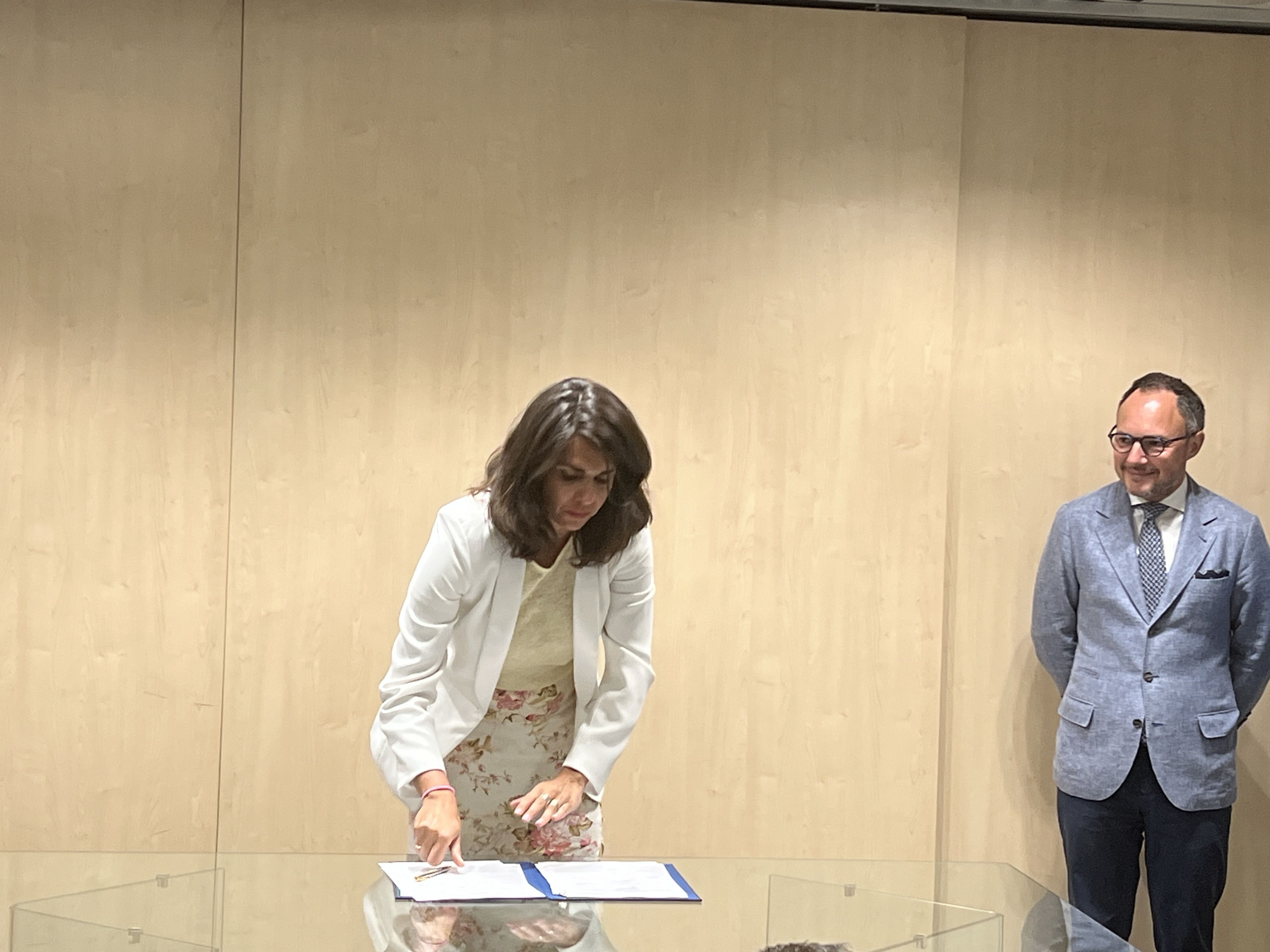 Teresa Milà ha signat com a representant de la residència Sant Vicenç d'Enclar Teresa Milà ha signat com a representant de la residència Sant Vicenç d'Enclar