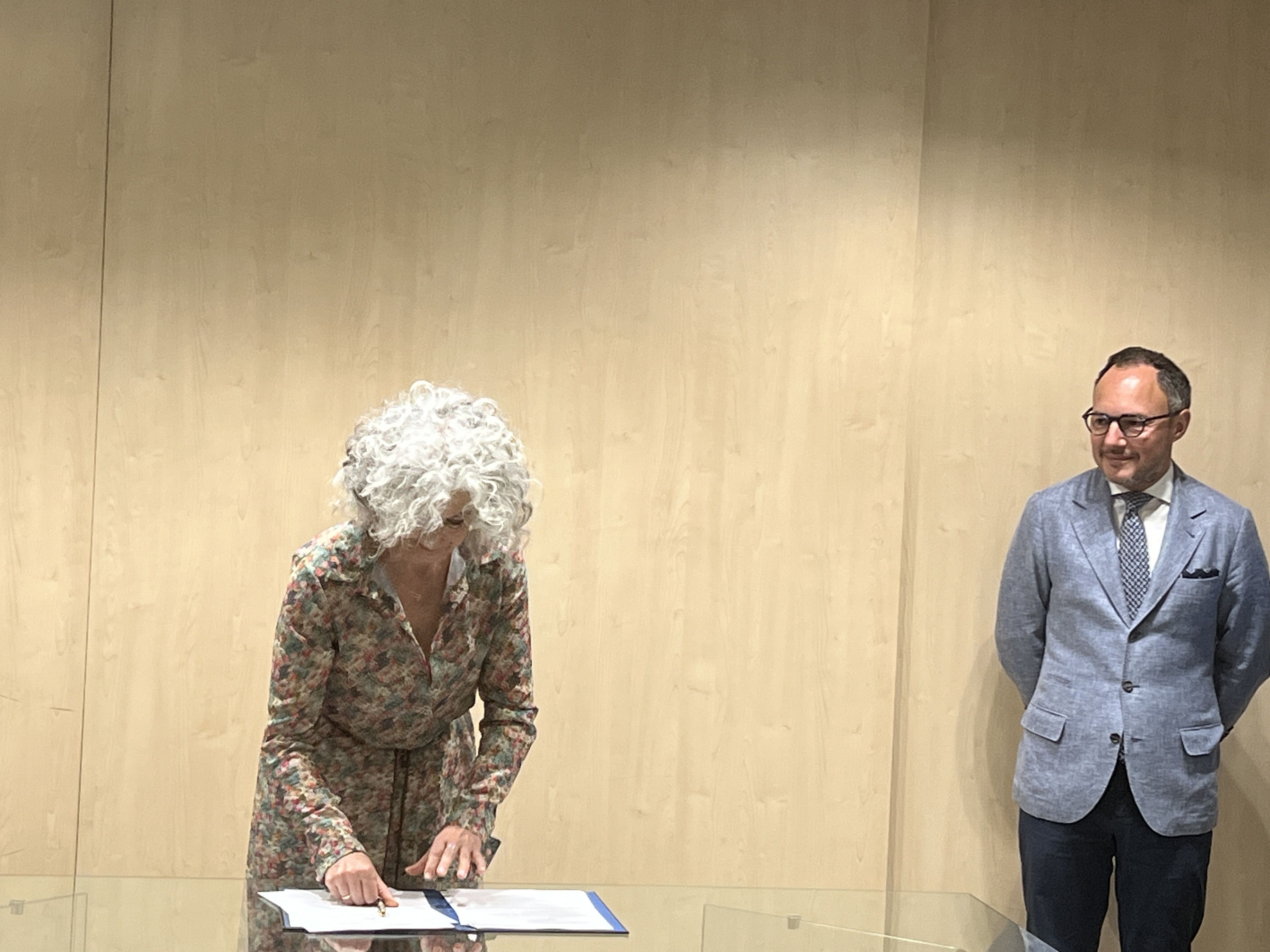 Rosa Payán ha firmat en nom dels Òptics i Optometristes. Rosa Payán ha firmat en nom dels Òptics i Optometristes.