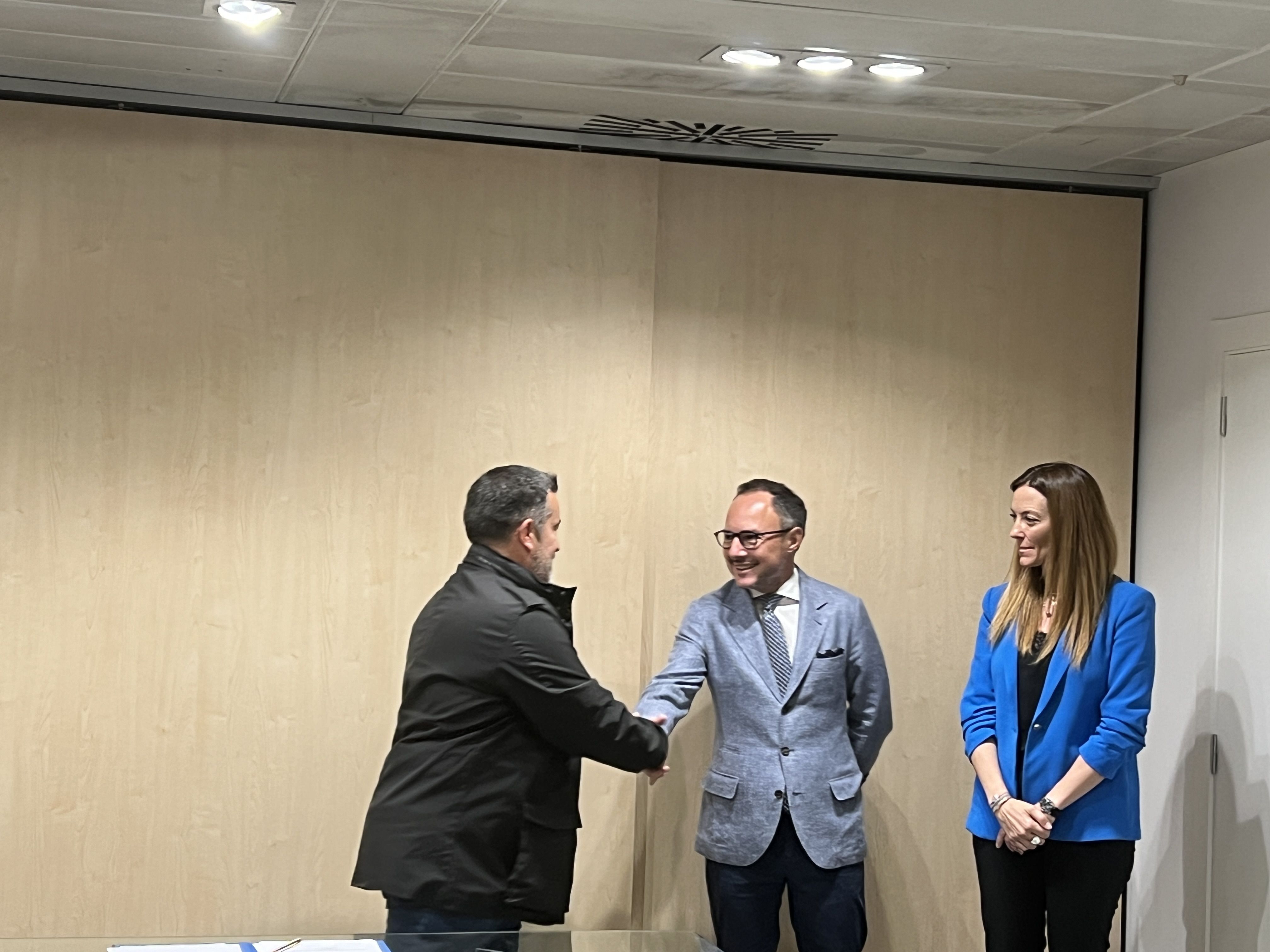 El president dels psicòlegs, Òscar Fernández, saluda el cap de Govern. El president dels psicòlegs, Òscar Fernández, saluda el cap de Govern.