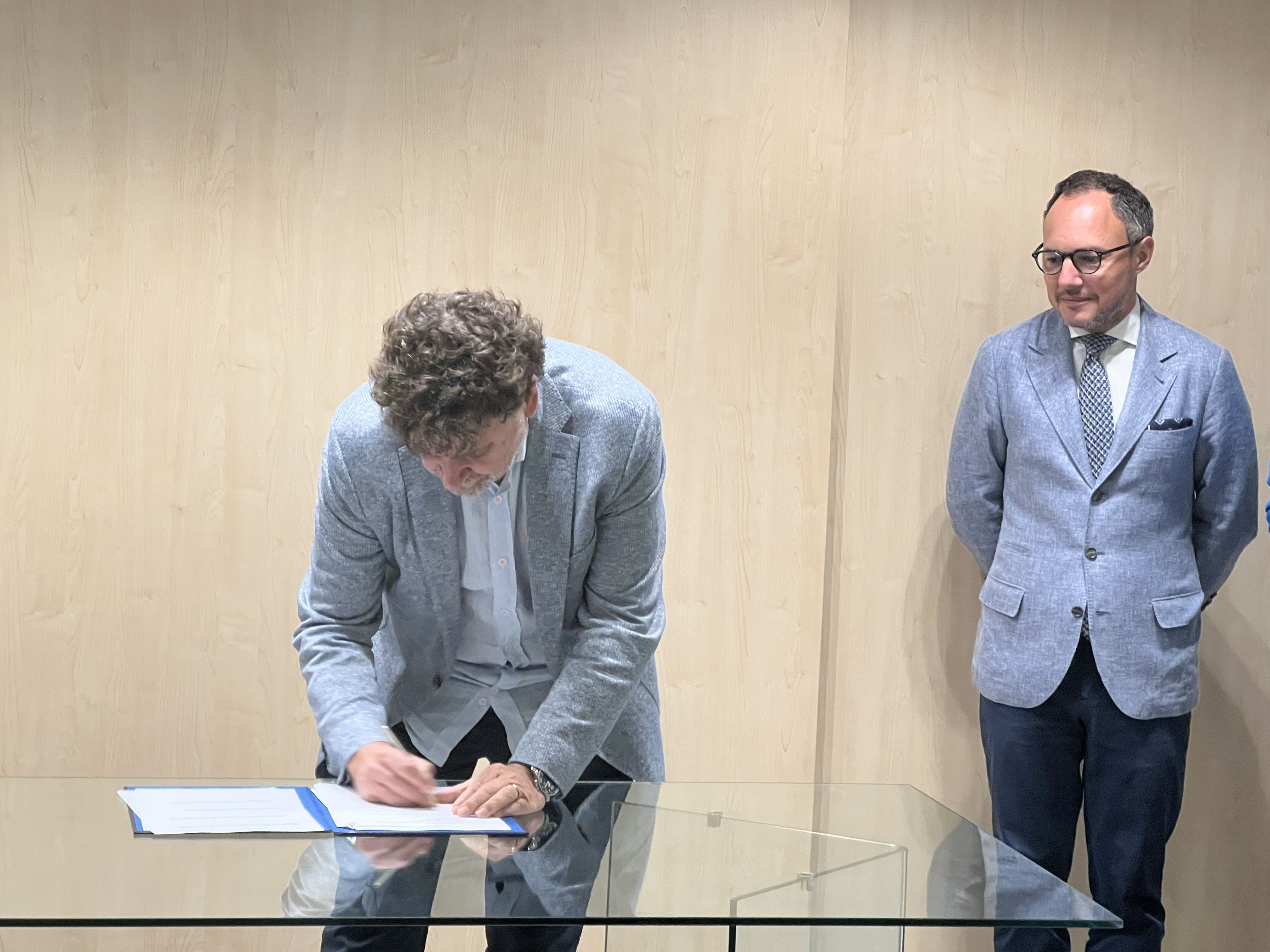 Xavier Avellanet ha signat en nom del Col·legi de Metges. Xavier Avellanet ha signat en nom del Col·legi de Metges.