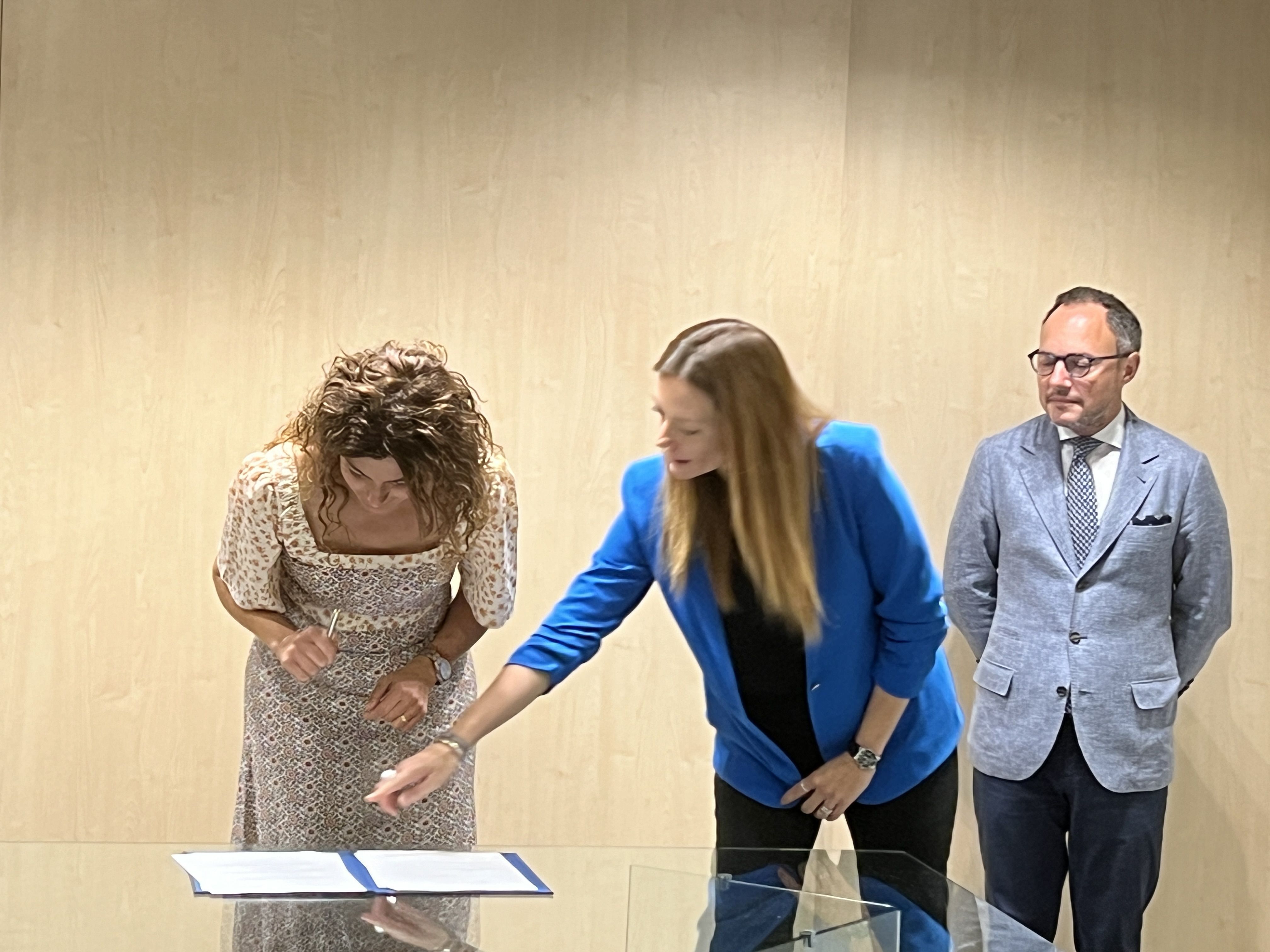 Gemma Ballester s'ha adherit al pacte en nom dels infermers i infermeres. Gemma Ballester s'ha adherit al pacte en nom dels infermers i infermeres.