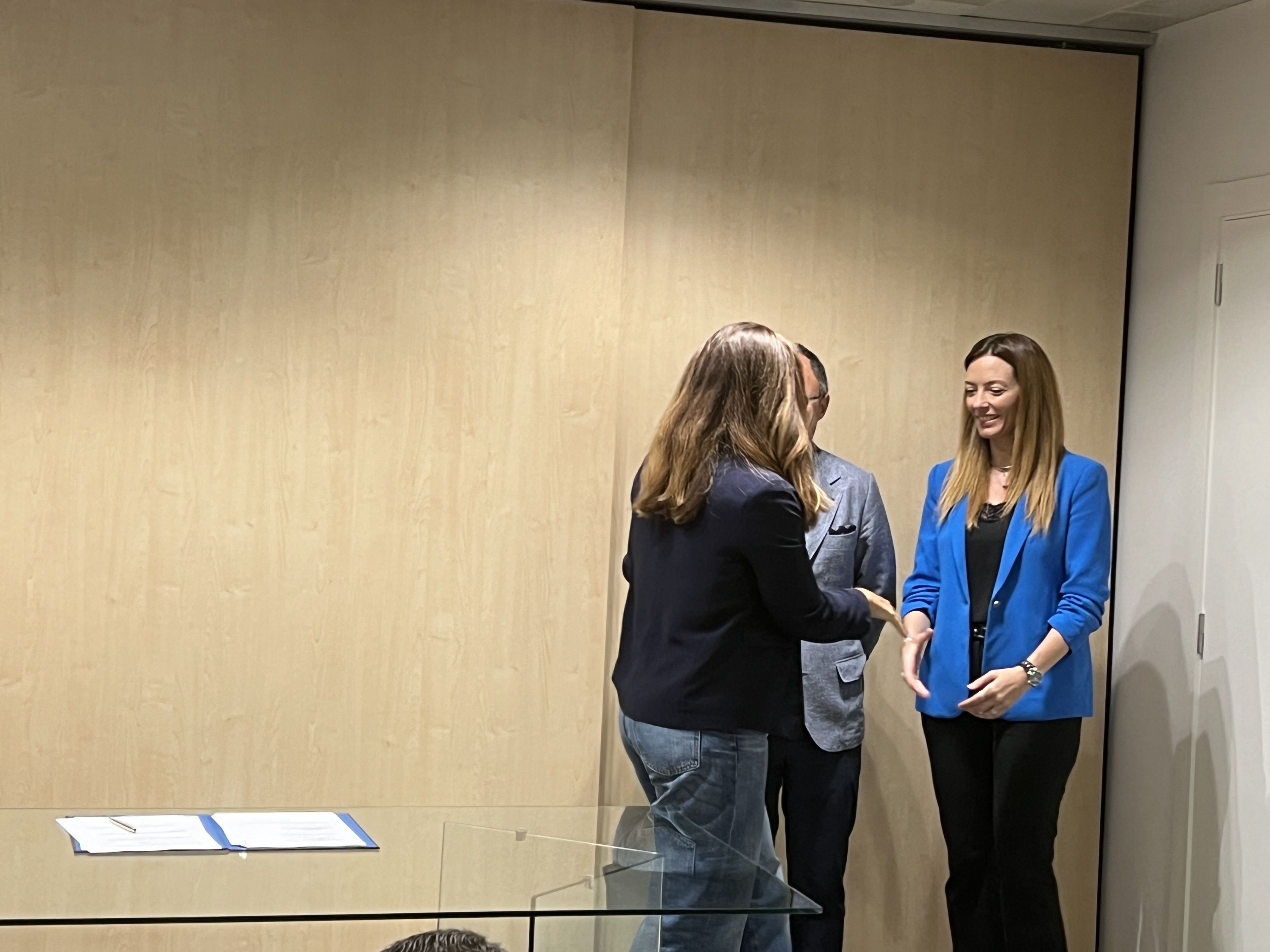 Meritxell Cosan ha firmat en nom del SAAS i després ha salut el cap de Govern i la ministra. Meritxell Cosan ha firmat en nom del SAAS i després ha salut el cap de Govern i la ministra.