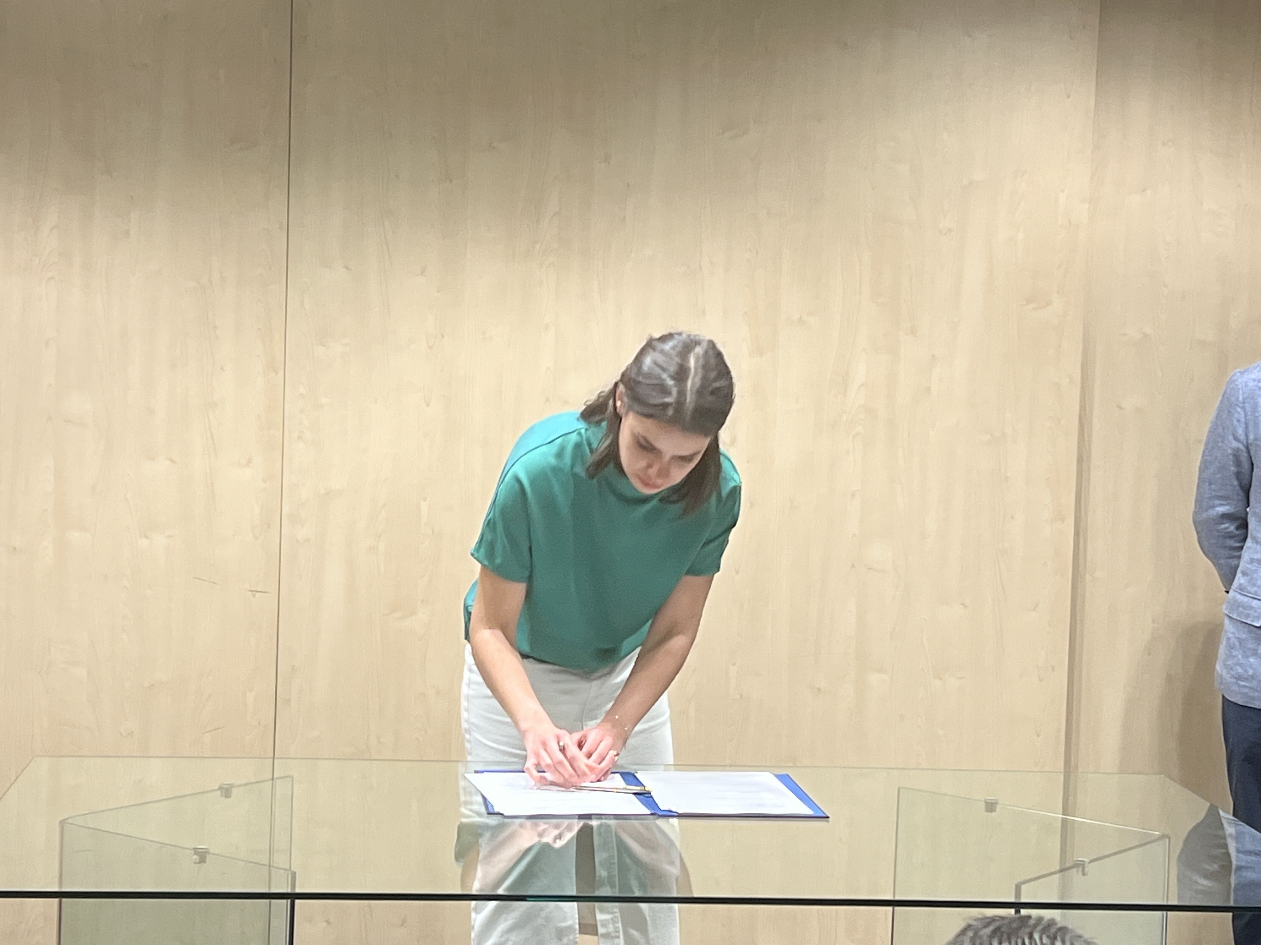 Vanessa Fernández ha firmat en nom del comitè d'empresa de la CASS. Vanessa Fernández ha firmat en nom del comitè d'empresa de la CASS.