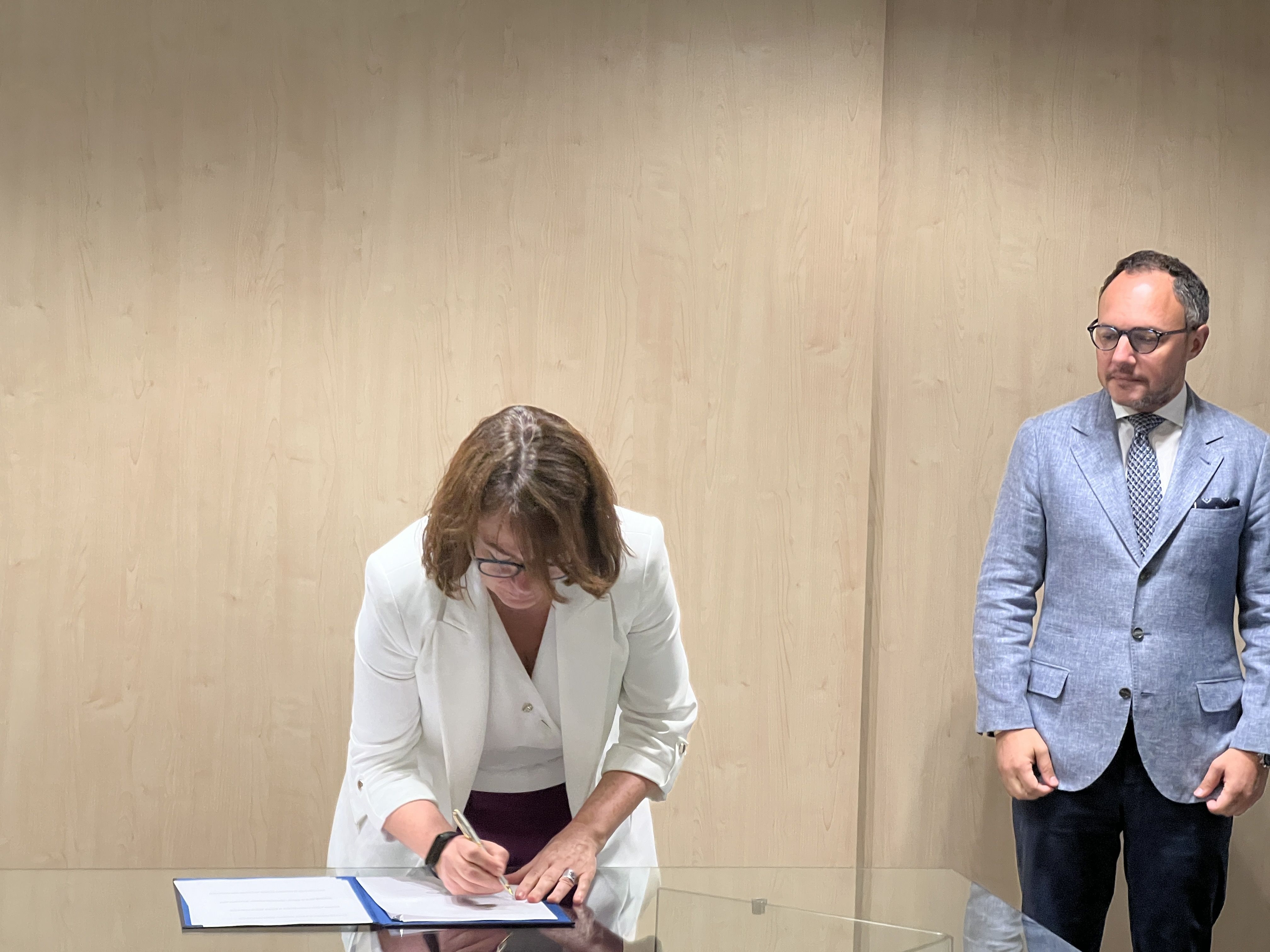 Cristina Rico ha firmat el pacte en nom de Liberals. Cristina Rico ha firmat el pacte en nom de Liberals.