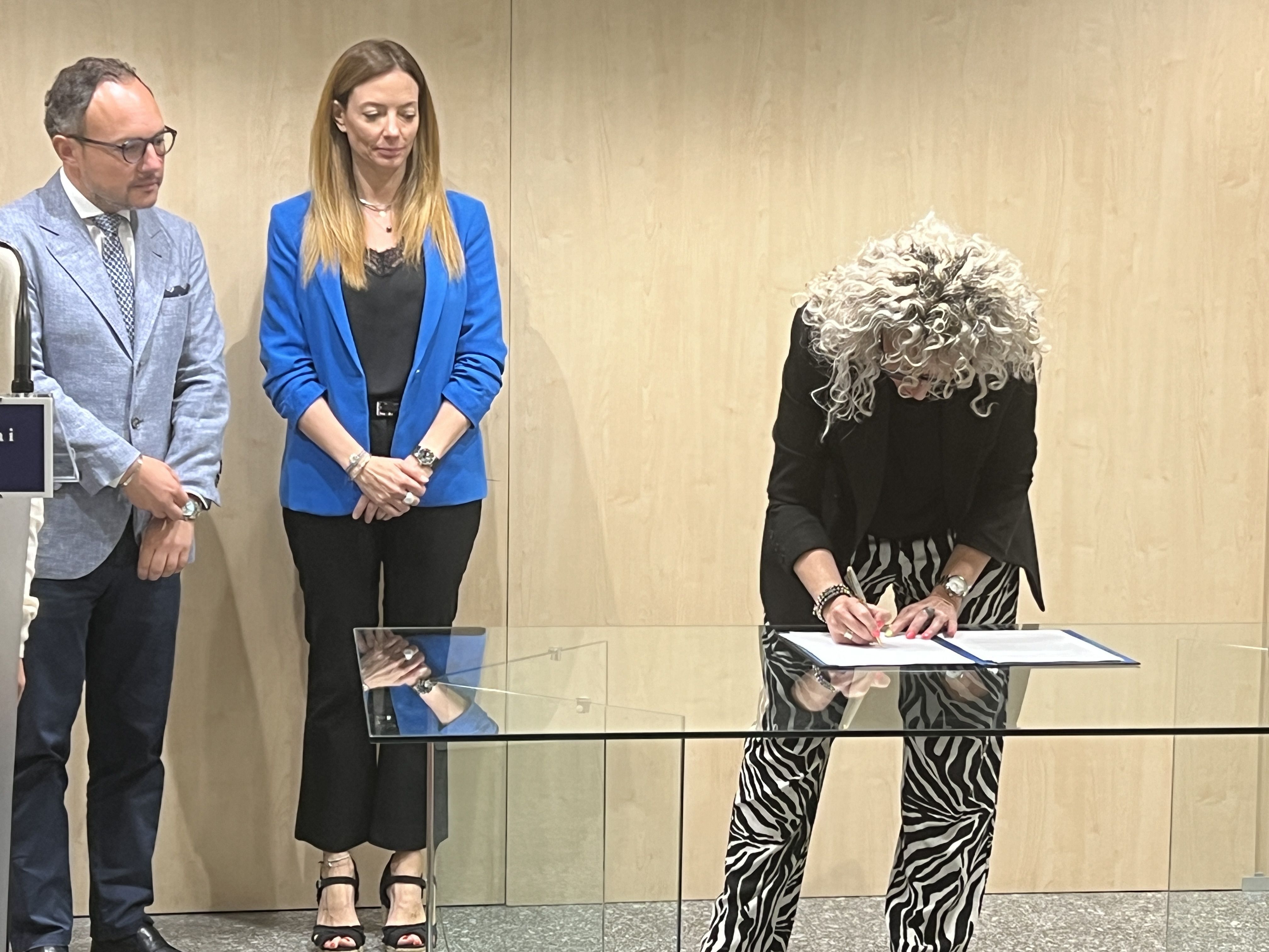 Carol Puig ha firmat el pacte en nom de Demòcrates. Carol Puig ha firmat el pacte en nom de Demòcrates.