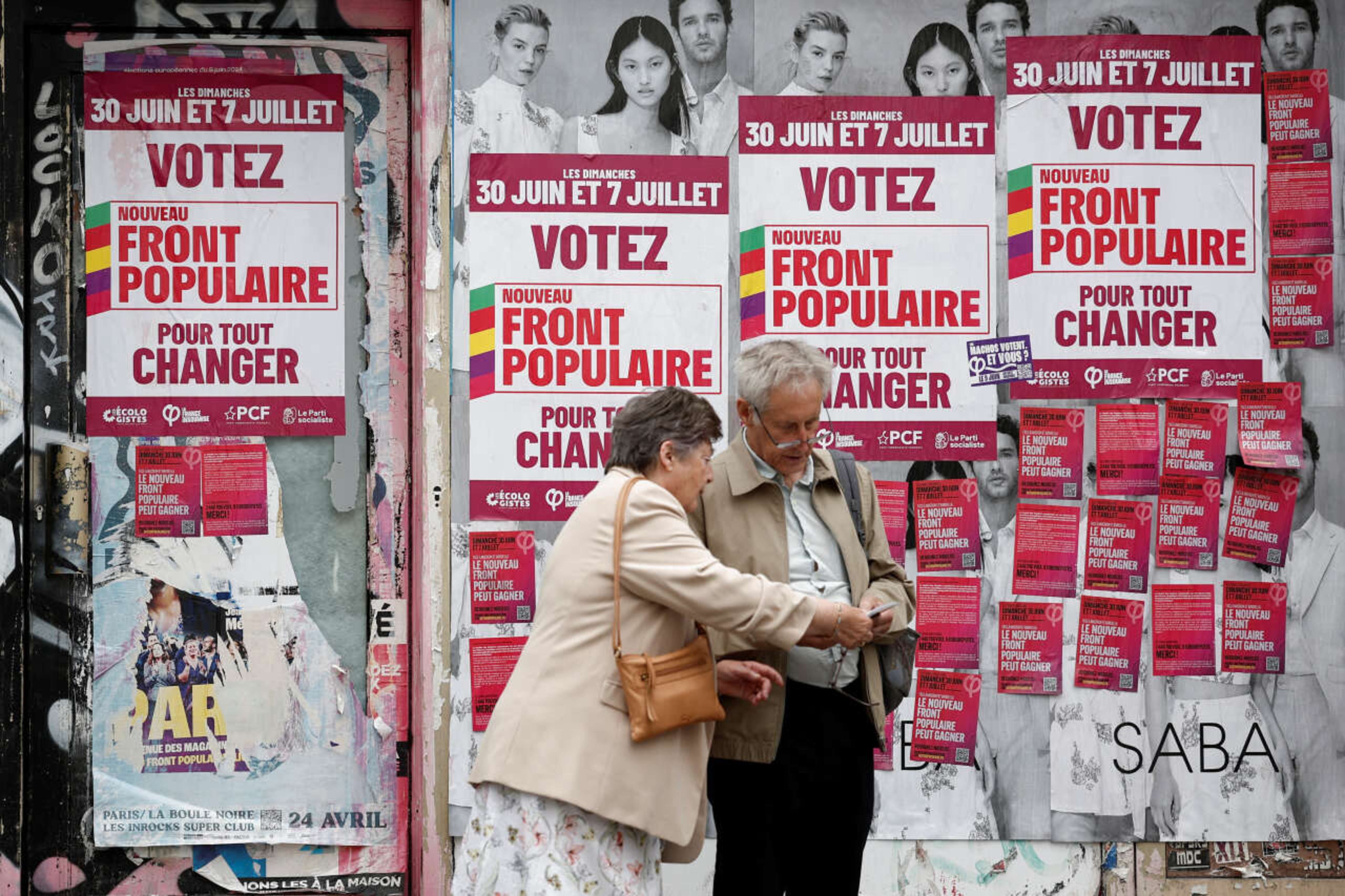Cartells animant a votar el front popular.