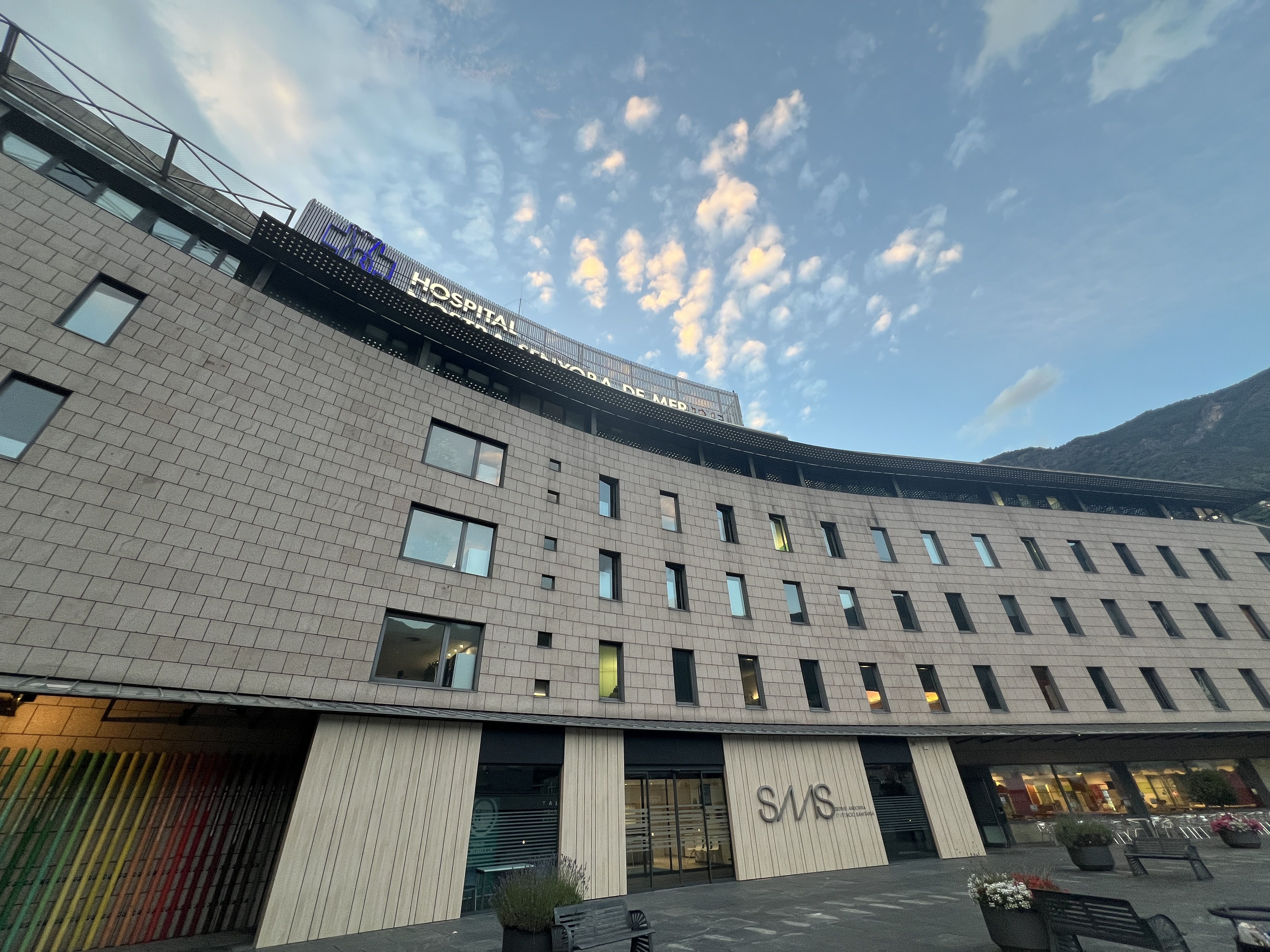 Una imatge de l'hospital des de la plaça on hi ha l'accés principal al centre.