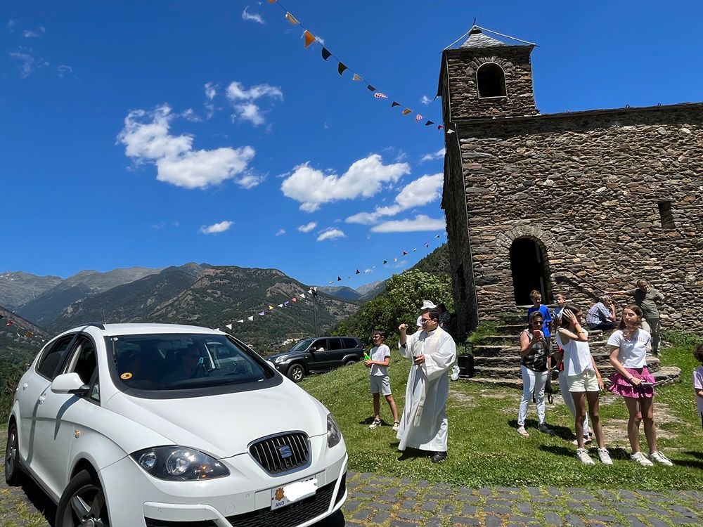 Els cotxes han passat per la benedicció del mossèn d'Anyós.