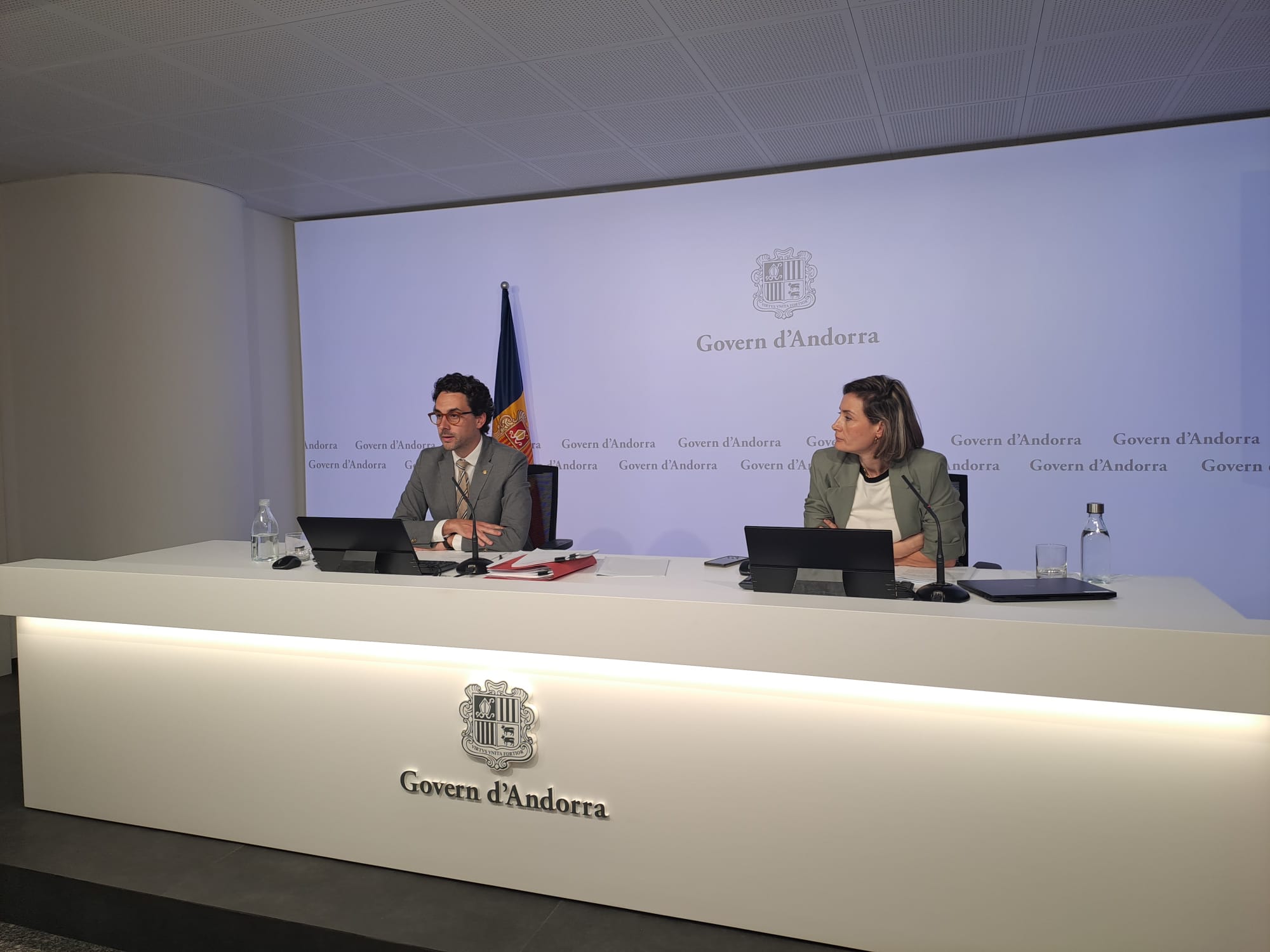 El ministre Guillem Casal i la directora del departament, Sílvia Ferrer.