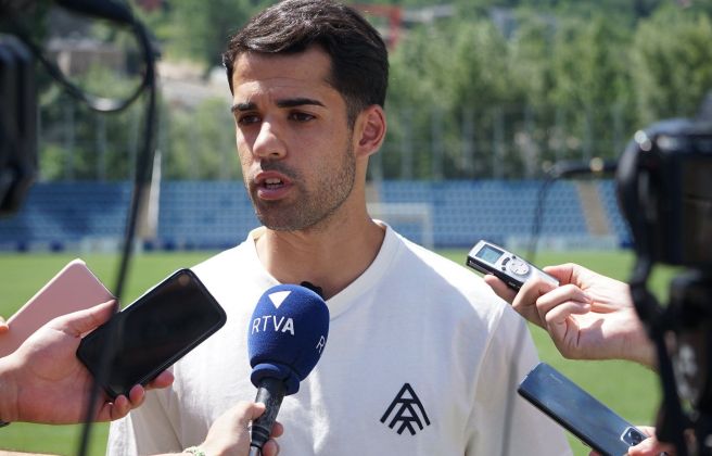 Alberto Solís ha atès als mitjans de comunicació al Nacional abans de la sessió fotogràfica. Alberto Solís ha atès als mitjans de comunicació al Nacional abans de la sessió fotogràfica.