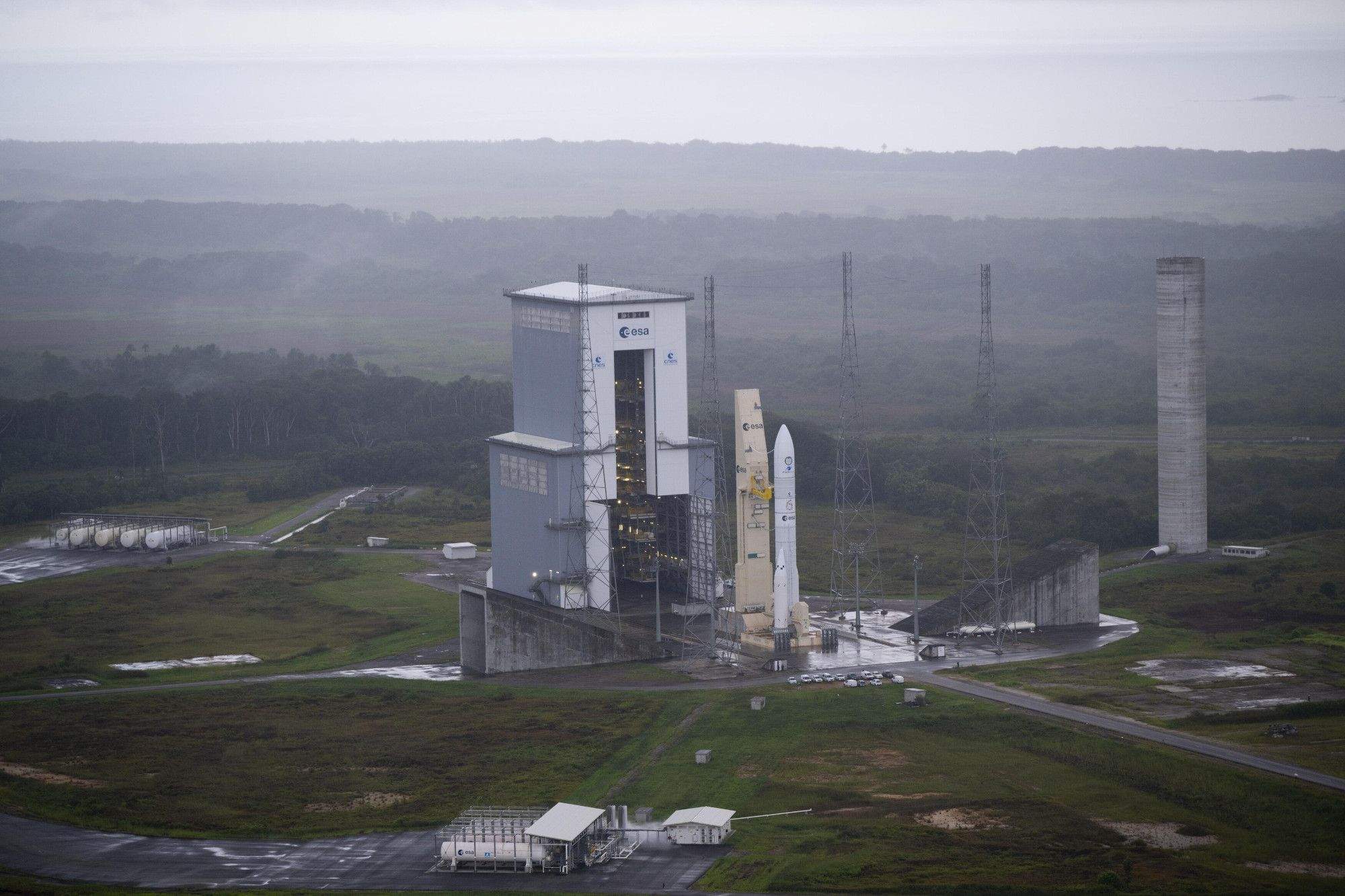 Vista de l'Ariane 6 en la seva plataforma de llançament - Crèdit: ESA - S. Corvaja La portaveu del Sindicat, Rebeca Bonache.