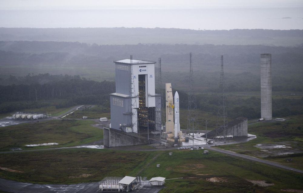 Vista de l'Ariane 6 en la seva plataforma de llançament - Crèdit: ESA - S. Corvaja