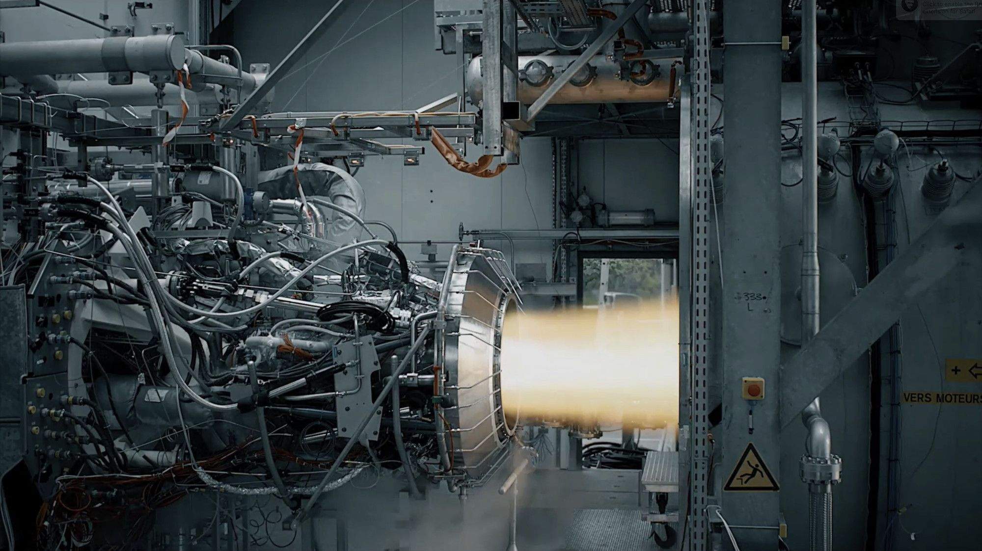 El nou propulsor Vinci durant les proves finals - Crèdit: ArianeGroup La portaveu del Sindicat, Rebeca Bonache.