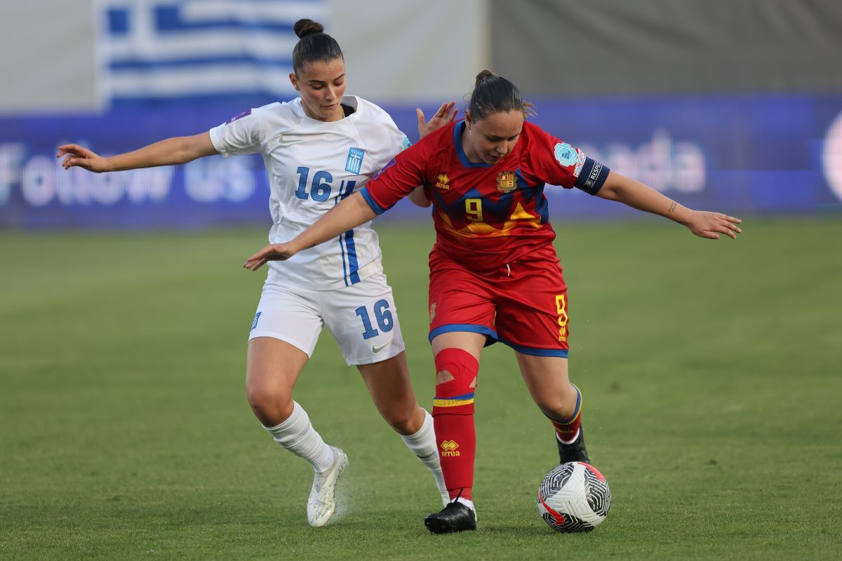 La capitana d'Andorra, Marina Fernández, allunyant el perill des de darrere.
