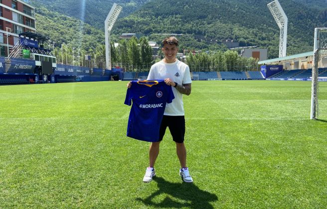 Juanda Fuentes ha posat amb la seva nova samarreta a l'Estadi Nacional. 