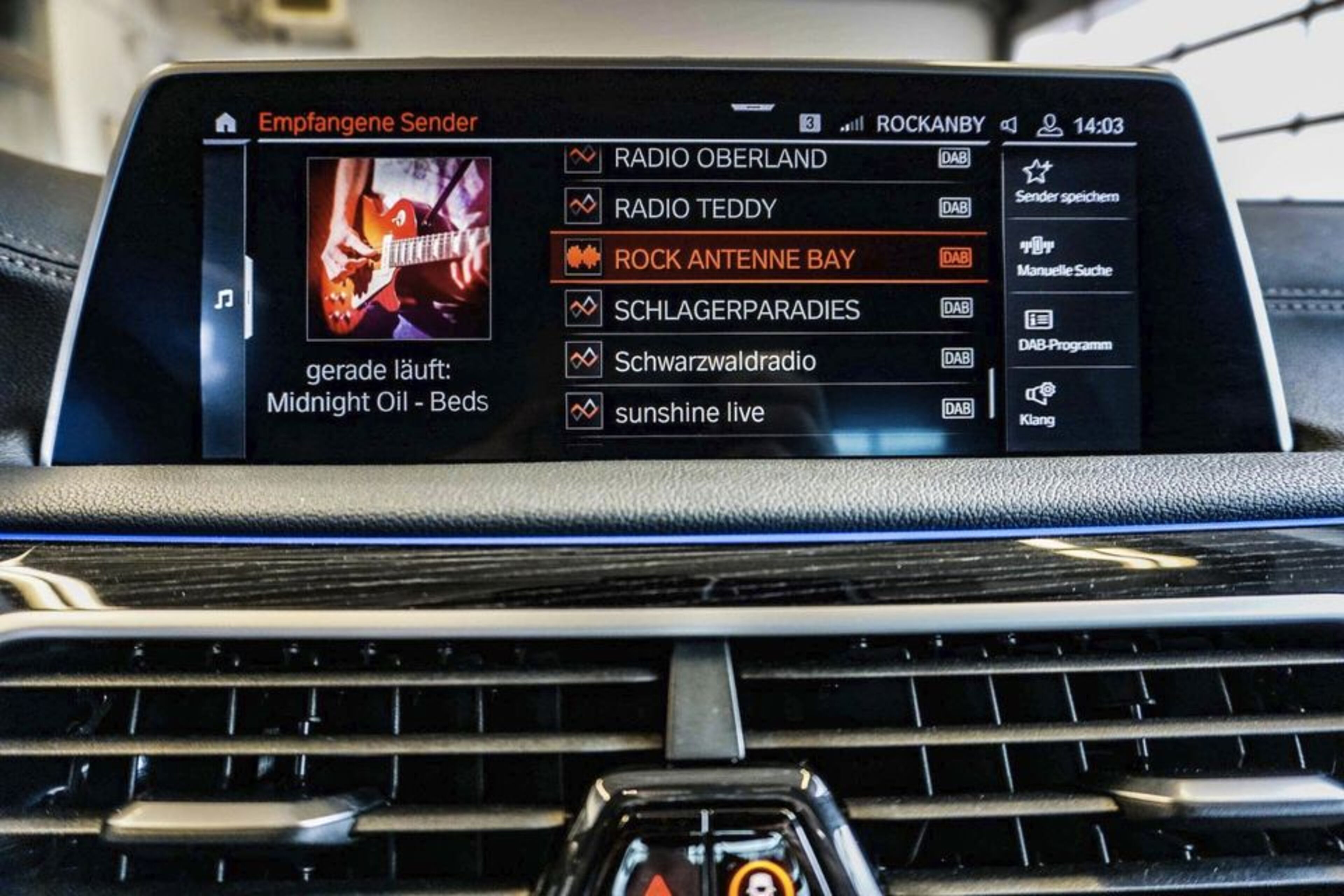 La tecnologia DAB+ ofereix certes dades que la ràdio convencional no dona.