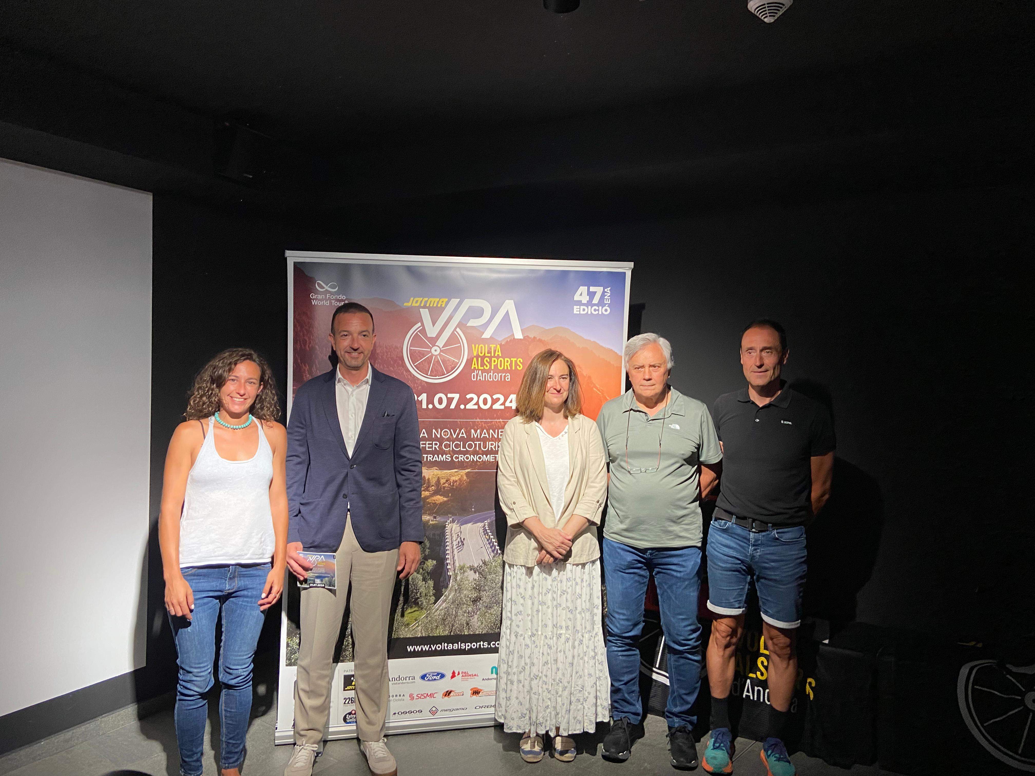 Els quatre ponents de la roda de premsa han posat davant el cartell de la prova. 