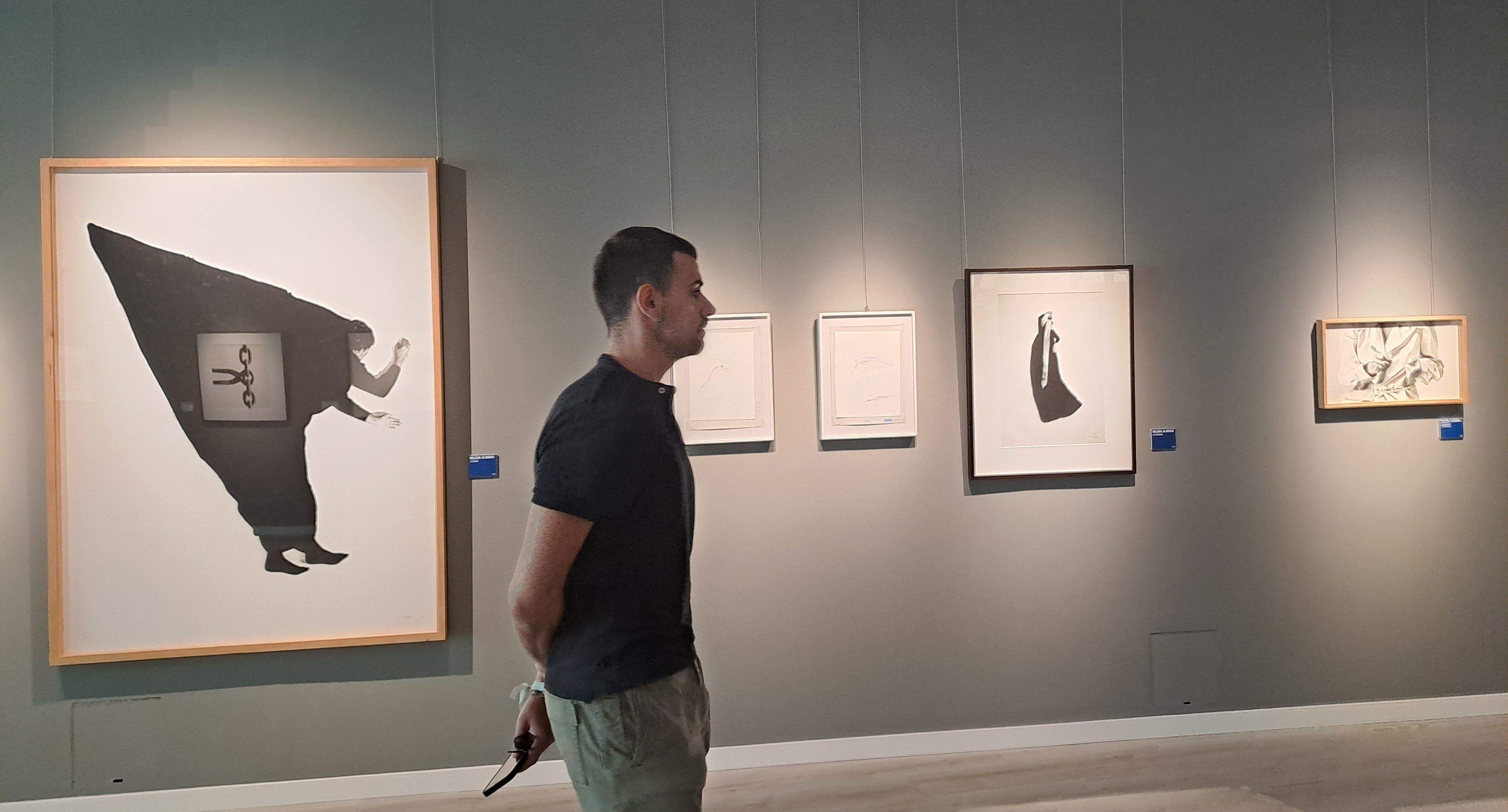 Un dels visitants del primer dia de l'exposició.