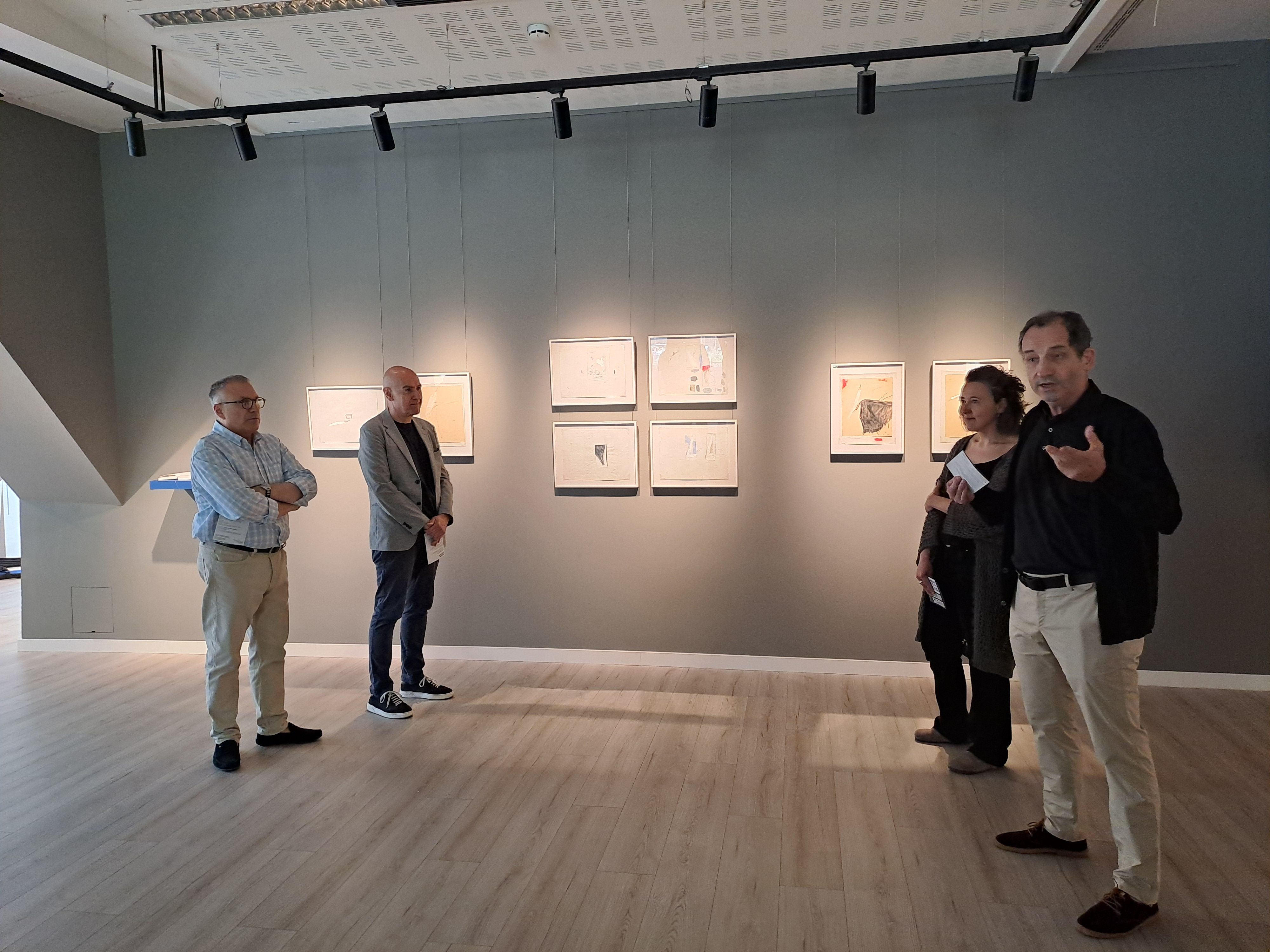 Presentant l'exposició.