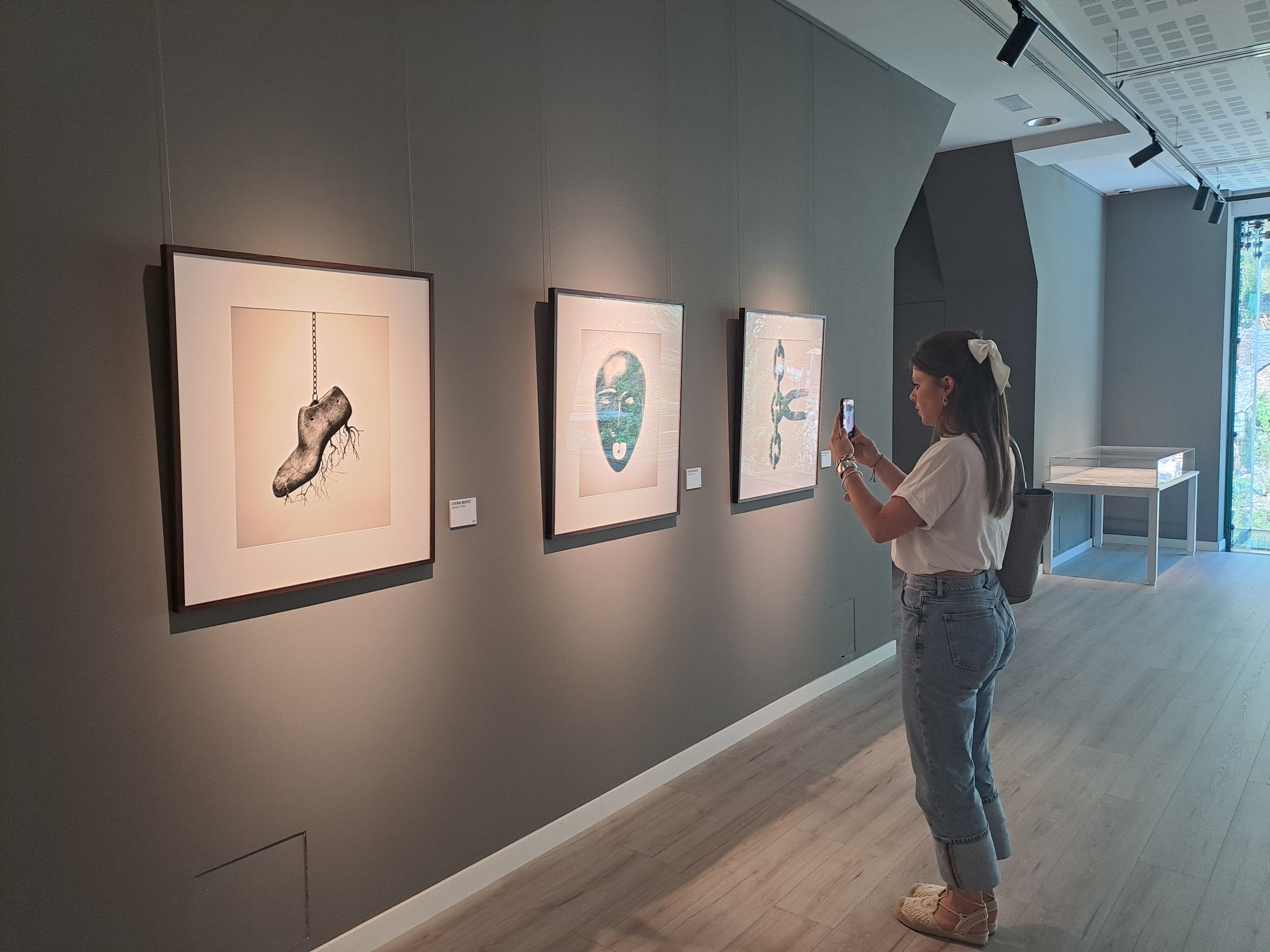 Una visitant fent fotografies de les obres.