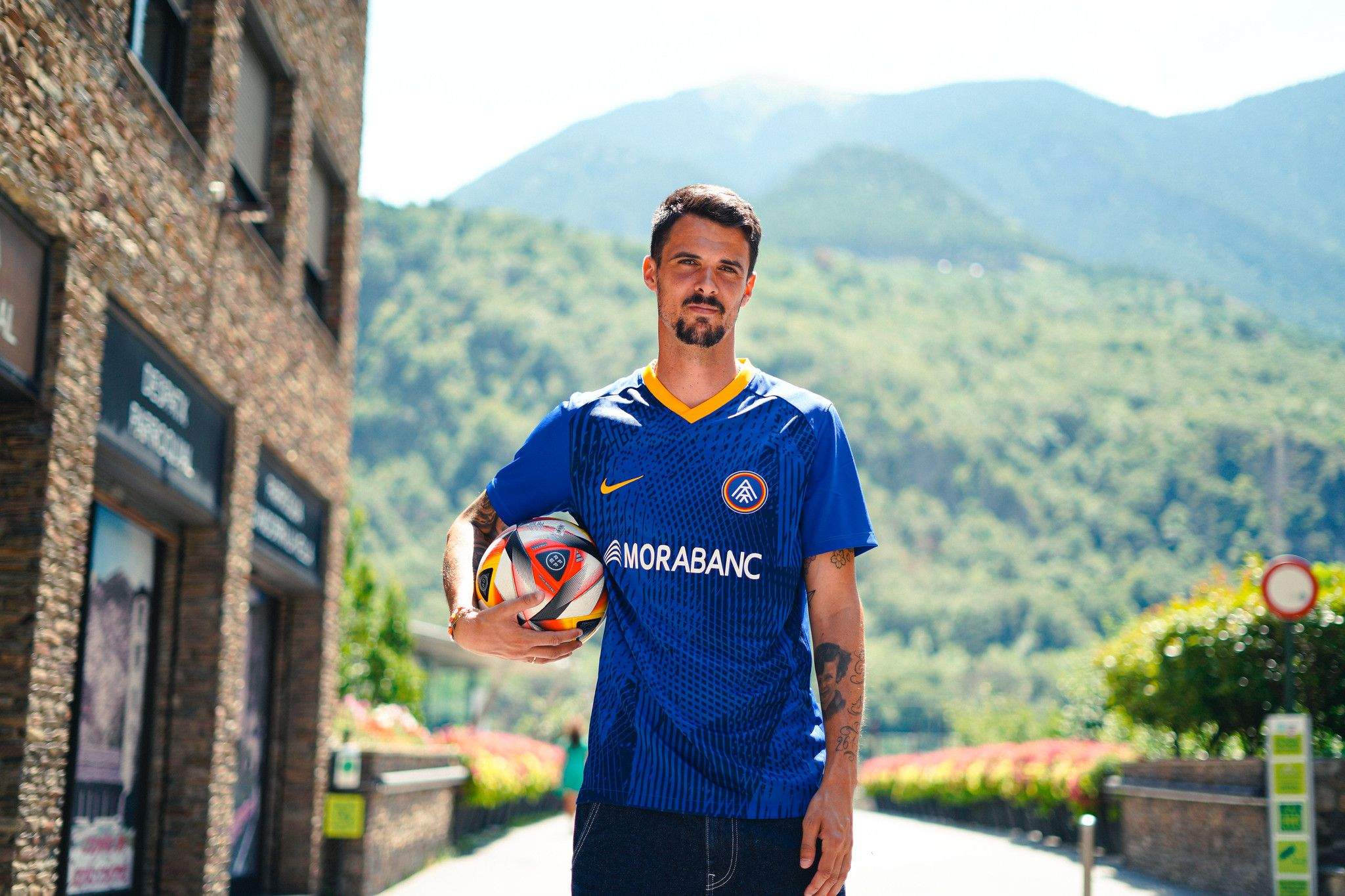 Erik Morán, amb la samarreta tricolor durant la seva presentació.