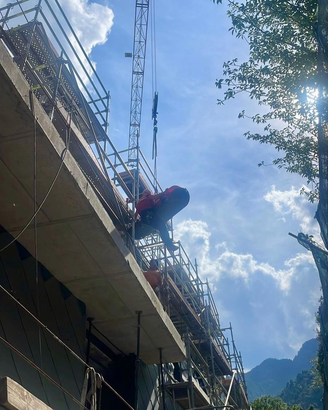 Els bombers durant la intervenció de rescat de l'obrer.