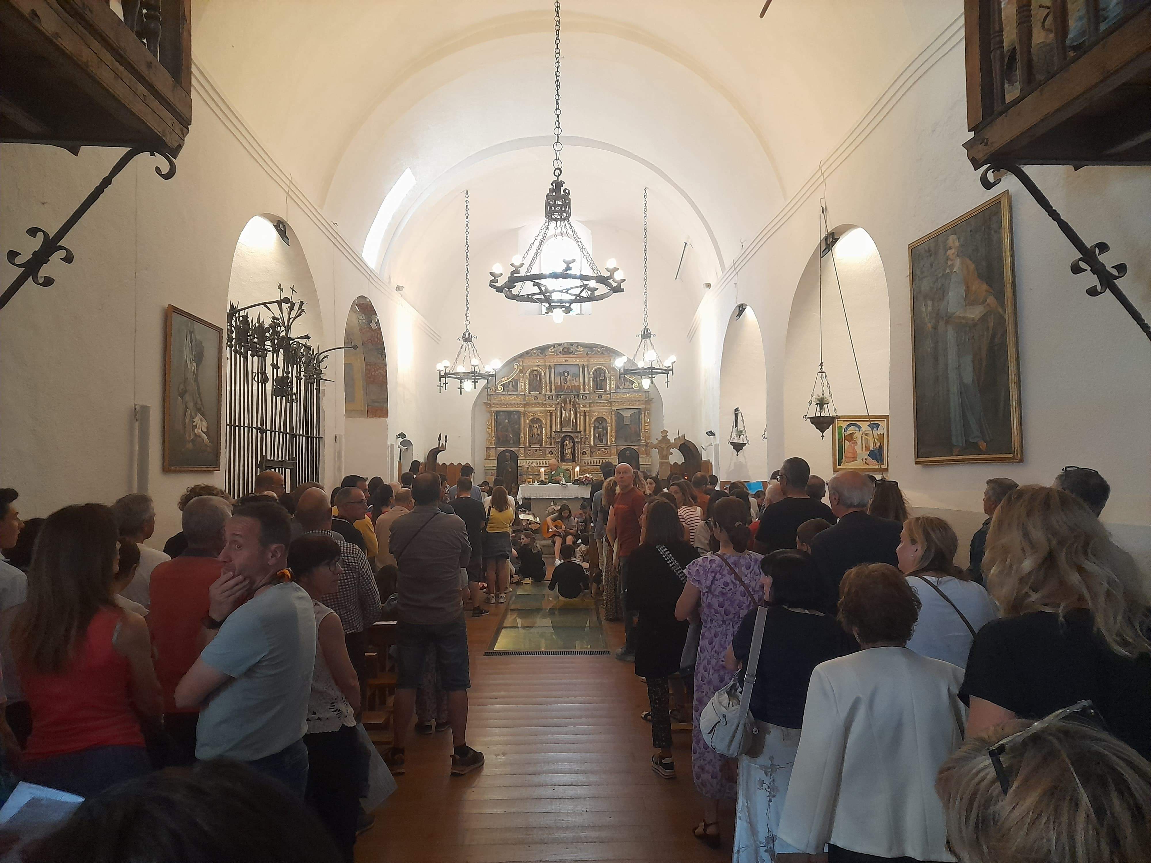 Un moment de la missa a l'església de Sant Serni de Canillo.