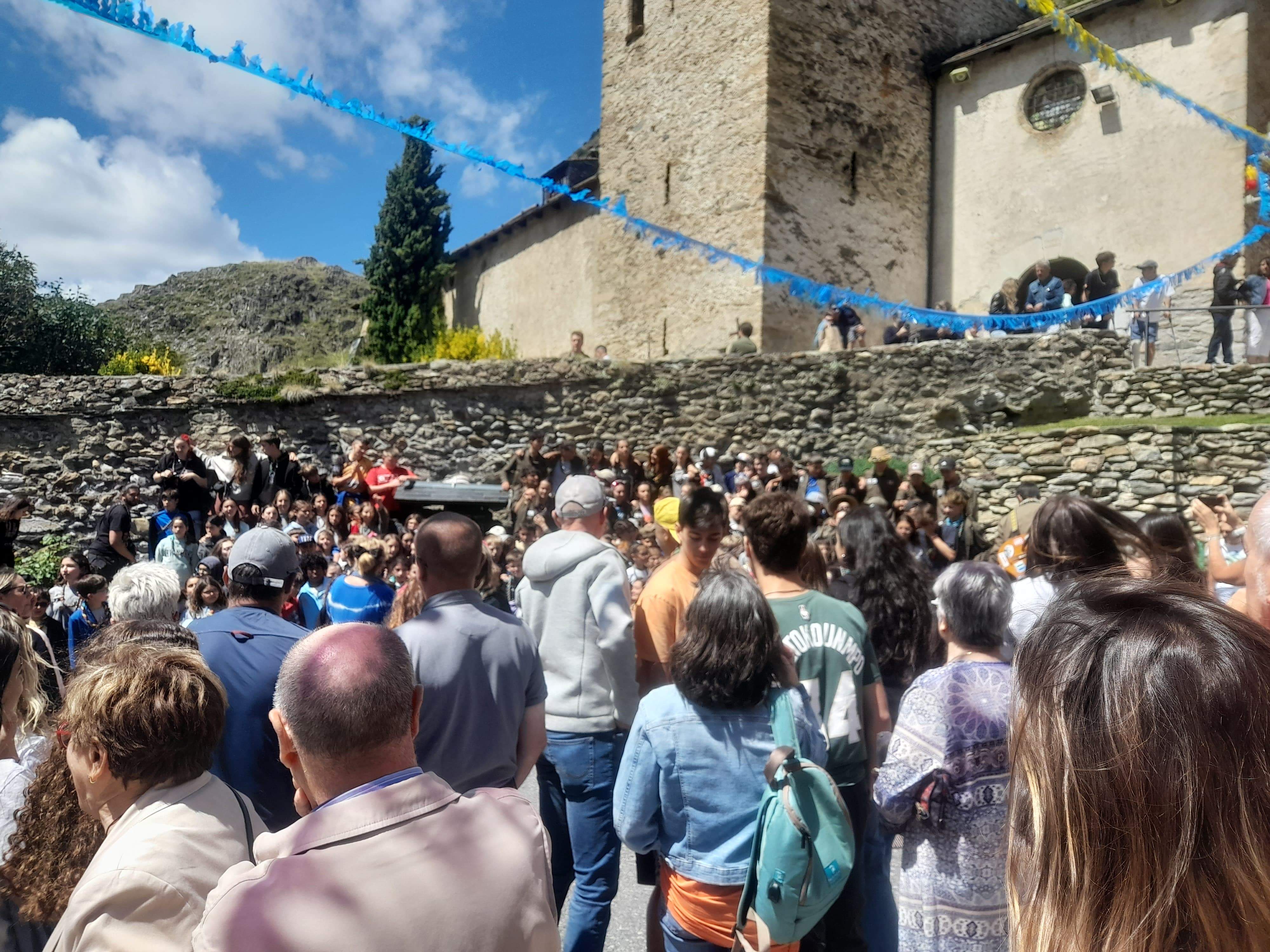 La plaça al costat de l'església de Sant Serni després de la missa.