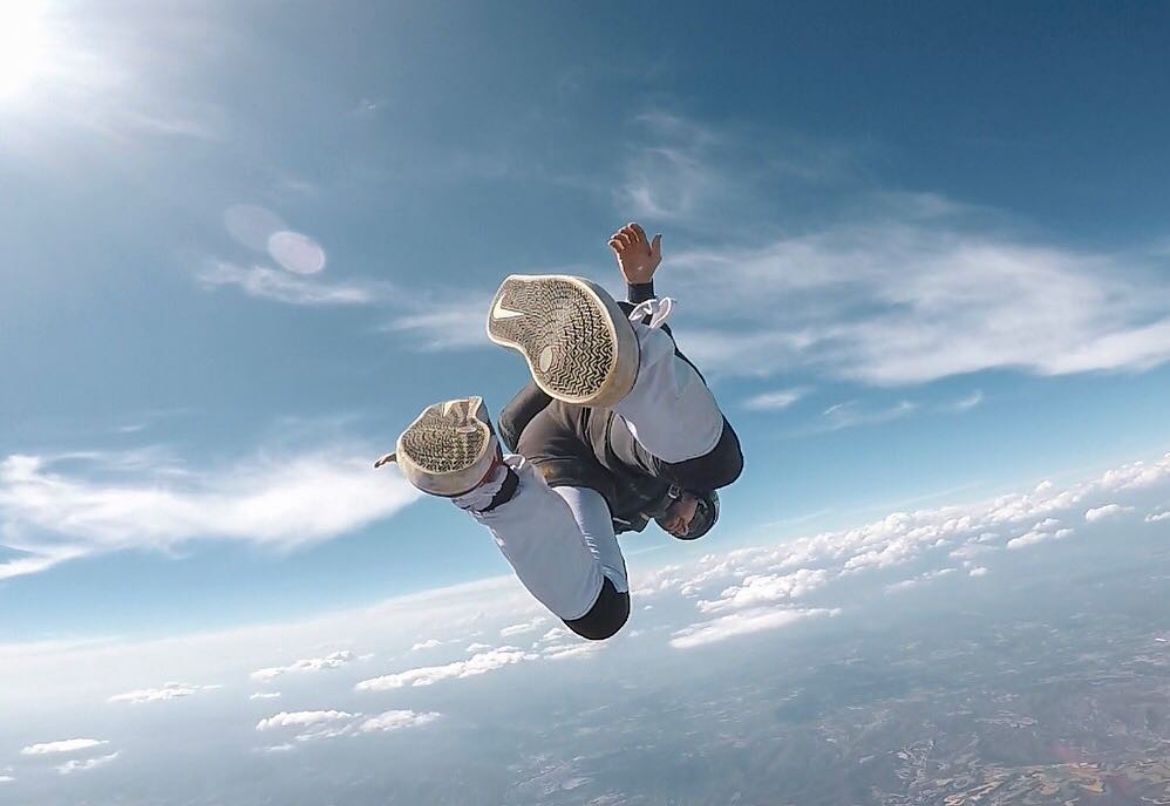 El jove en un dels múltiples salts que havia fet en la seva vida i en què s'havia especialitzat.