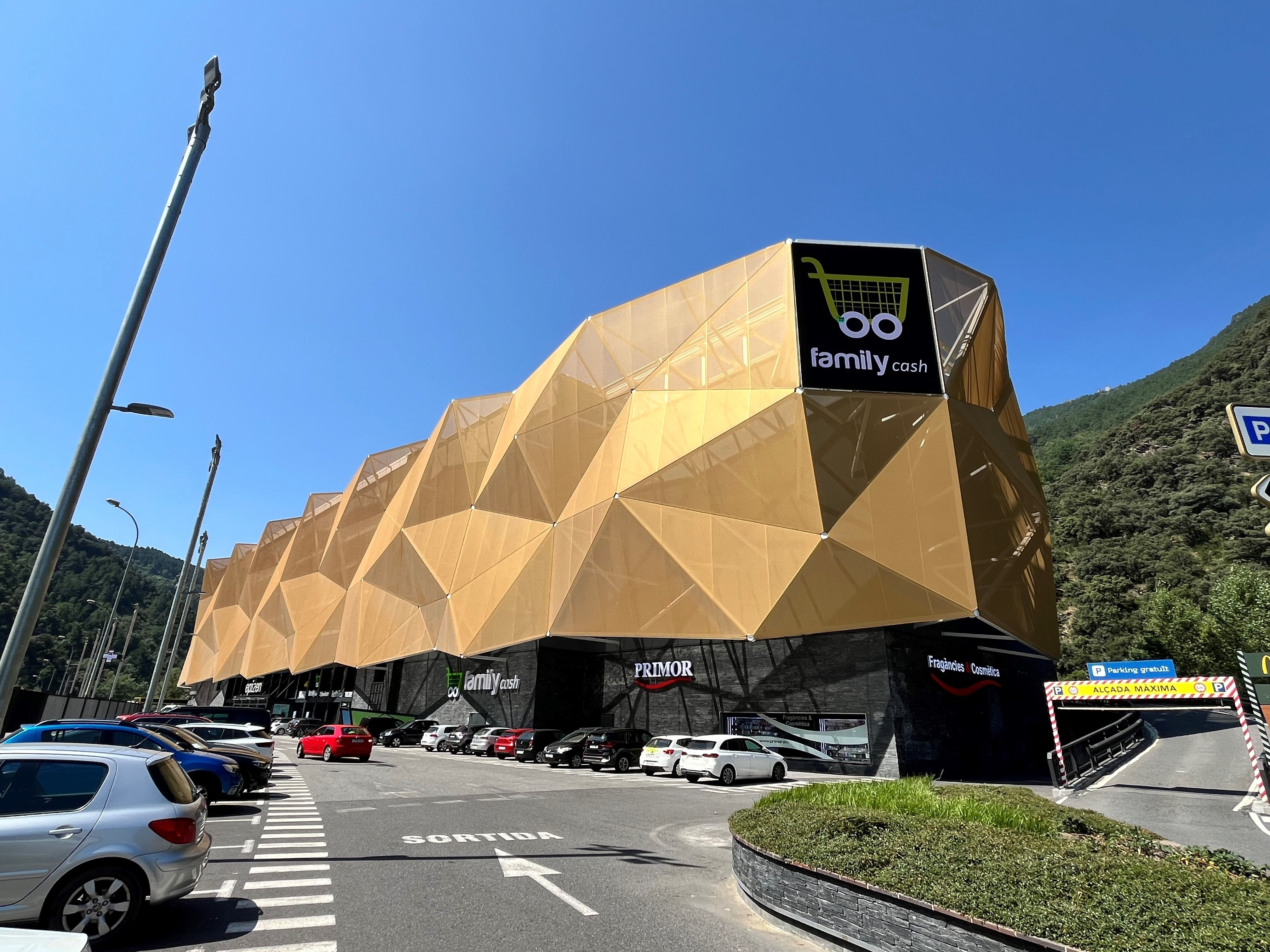 La façana d'Epizen amb tots els rètols de Family Cash.