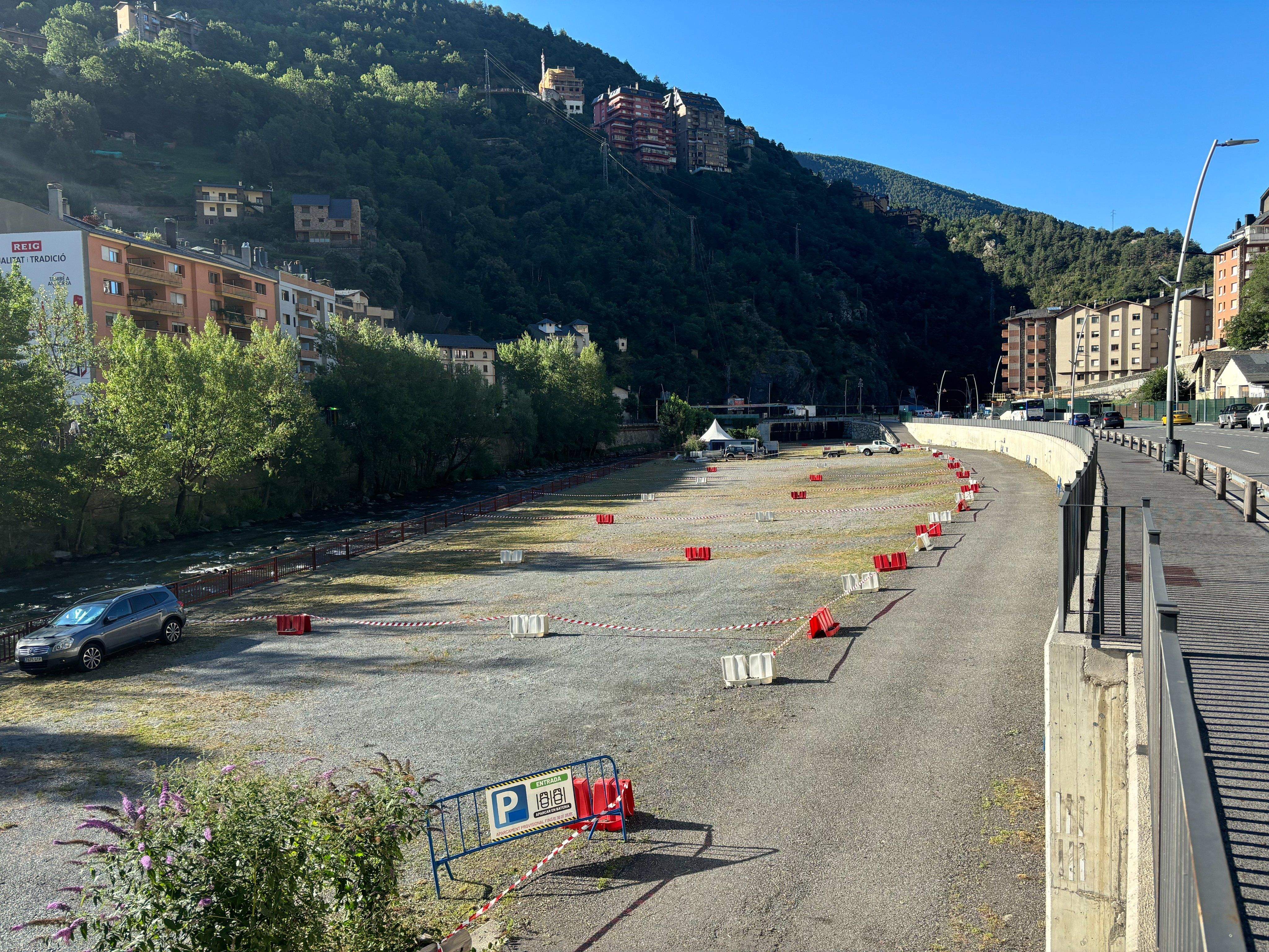 El comú de Sant Julià ha habilitat la parcel·la del pàrquing i avui ja està disponible.