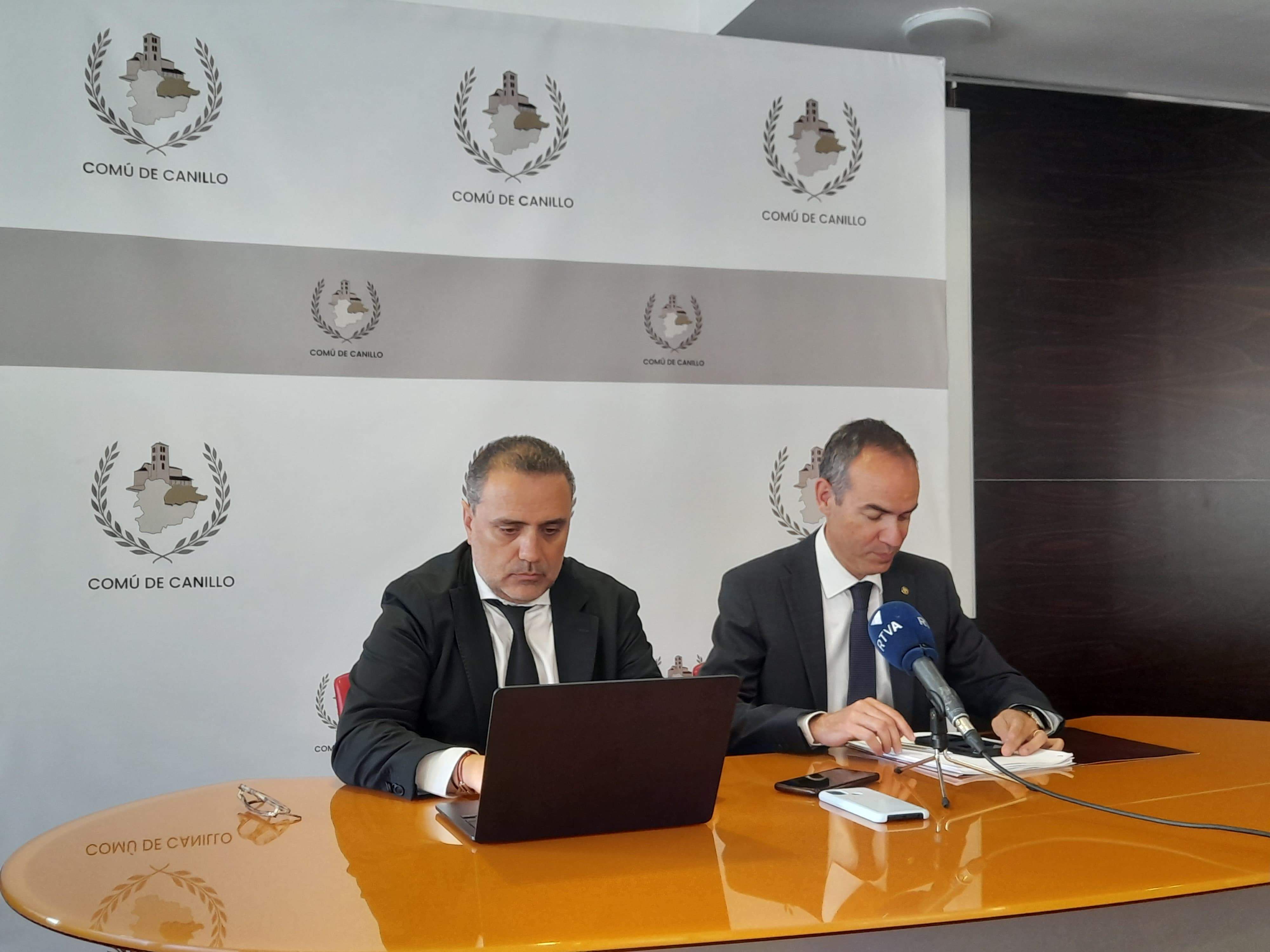 Jordi Alcobé i Marc Casal en la roda de premsa posterrior a la sessió de consell de comú.