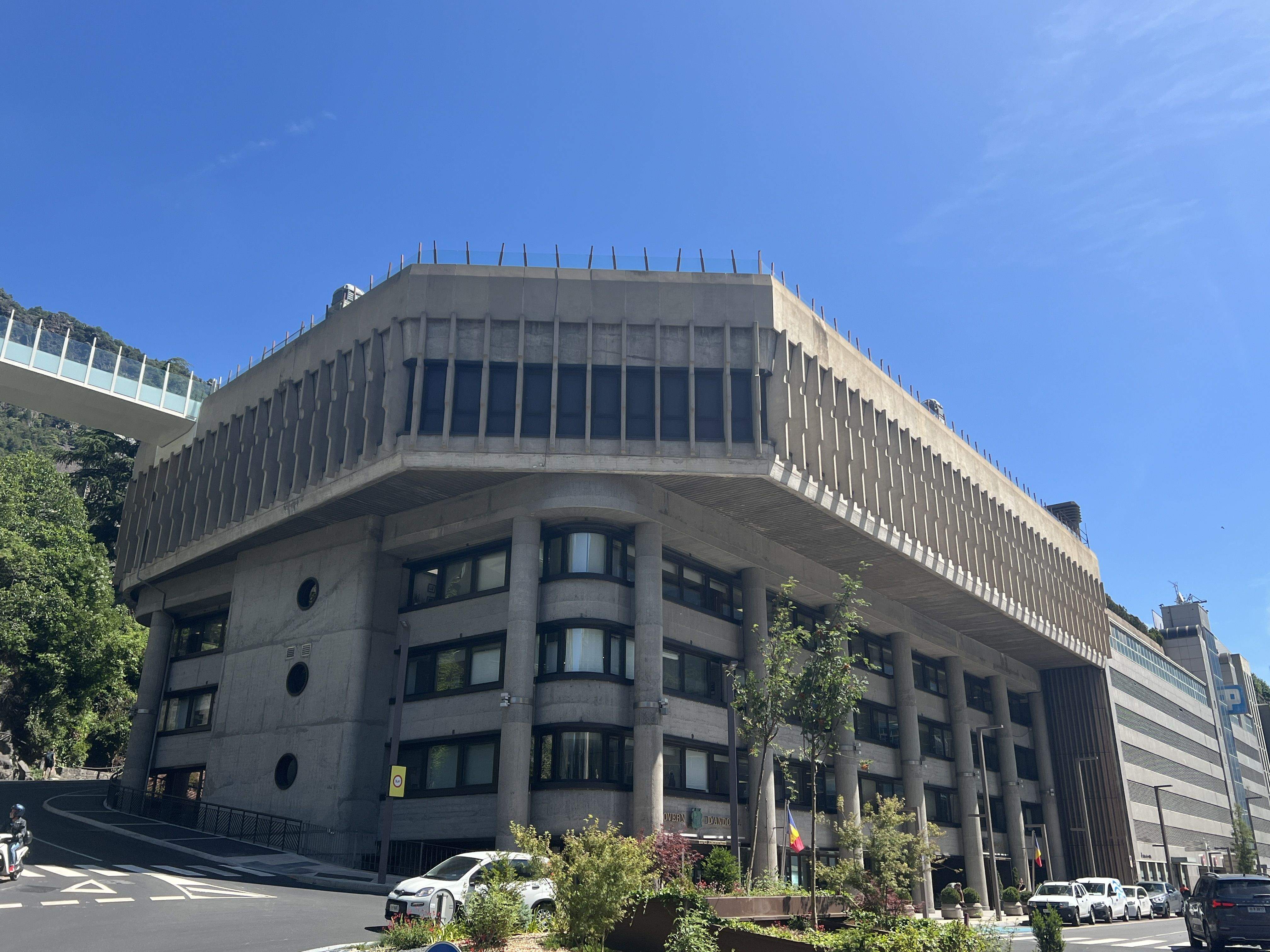 Una imatge de l'edifici administratiu de Prat de la Creu.